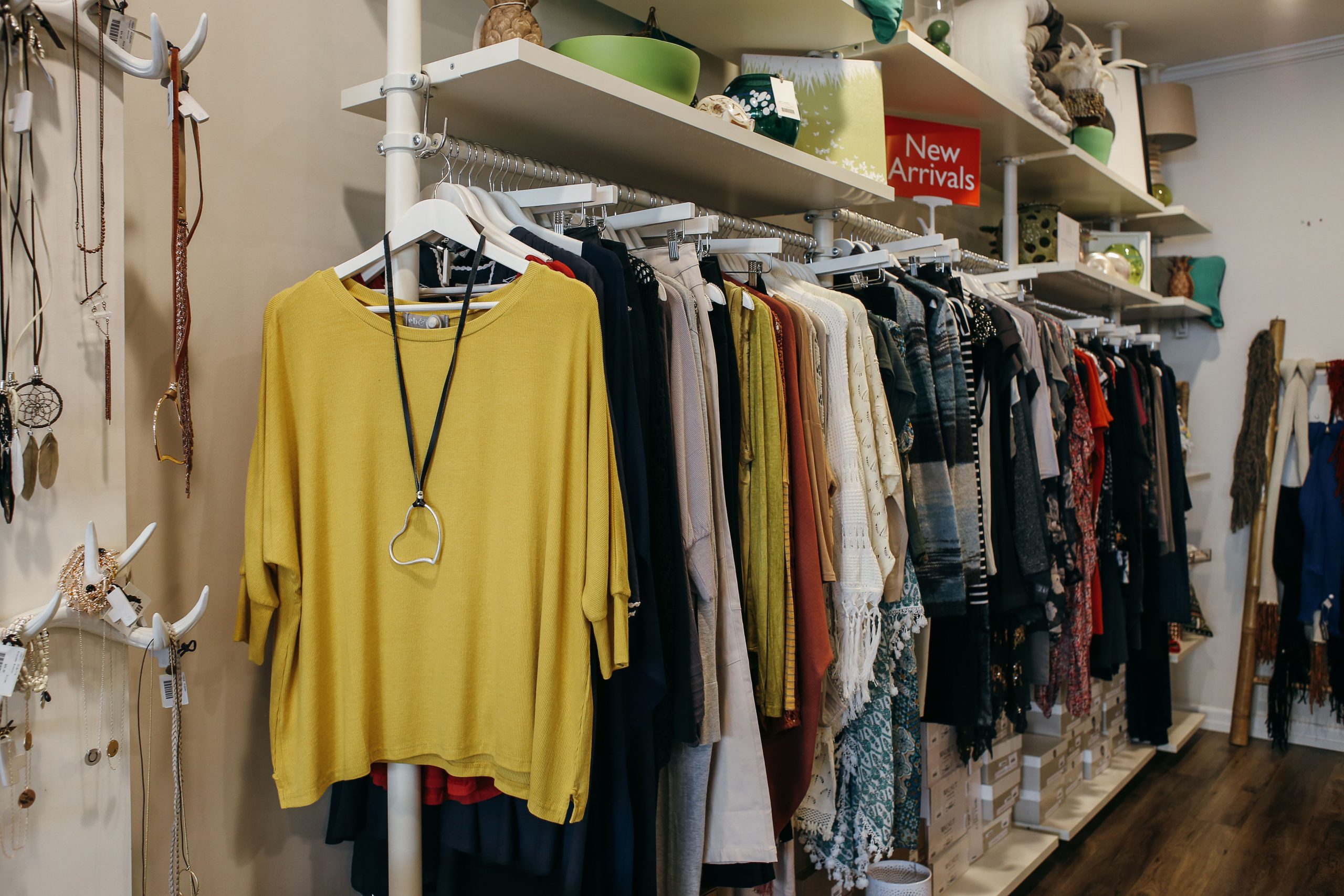 Intérieur de boutique de mode avec vêtements bien organisés