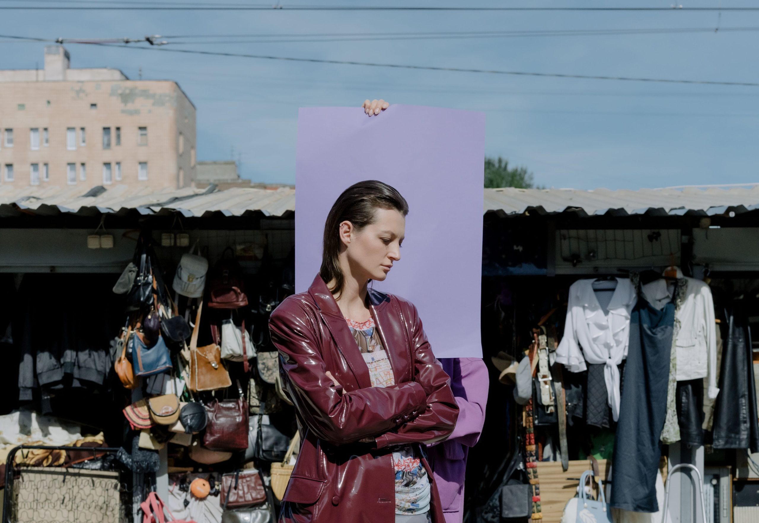 Femme élégante en veste cuir au marché extérieur