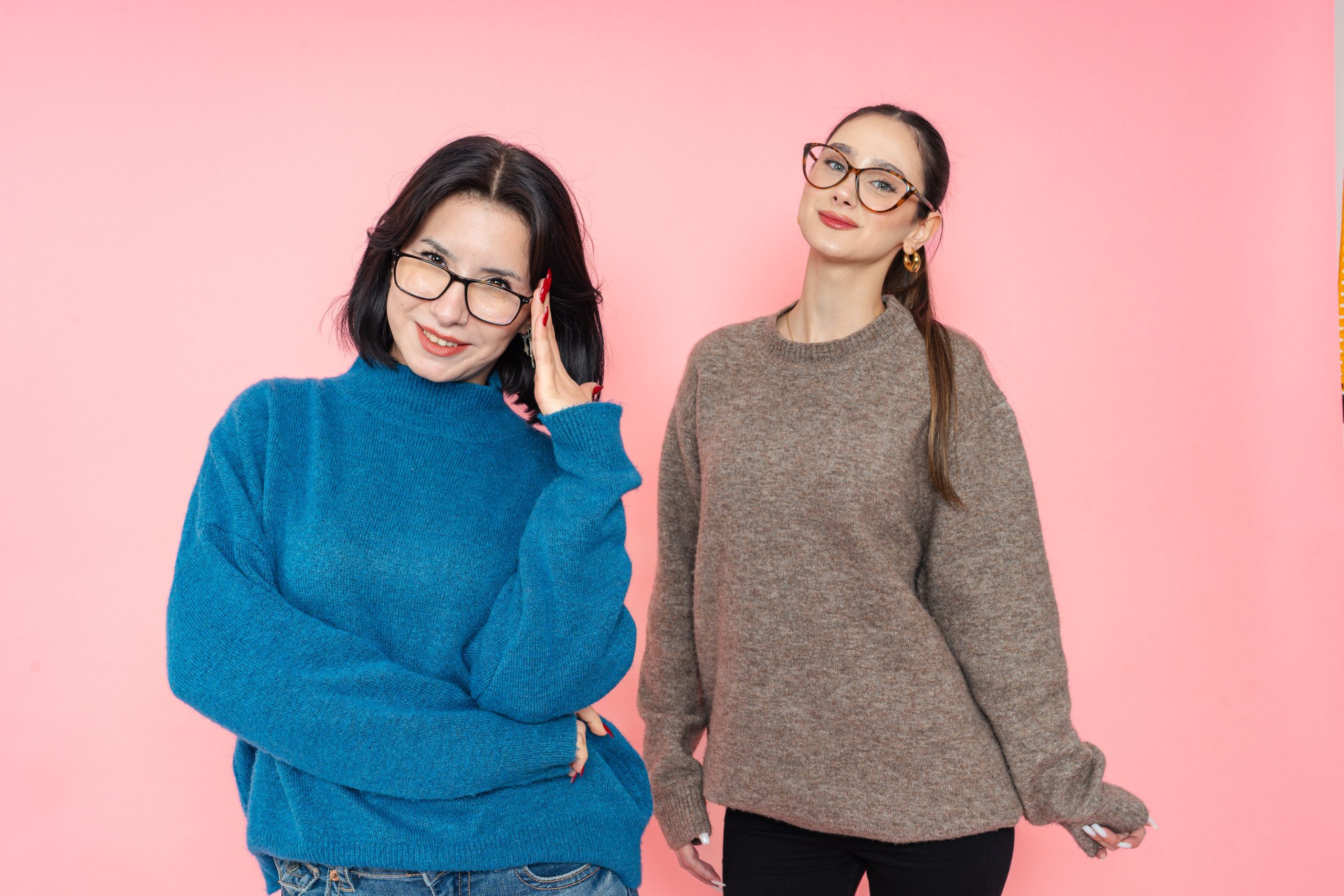 Femmes posant dans des pulls stylisés fond rose