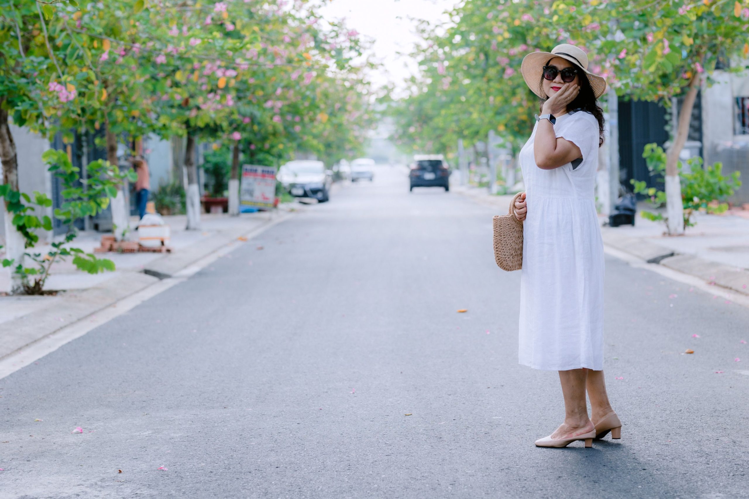 Femme chic en robe blanche et chapeau