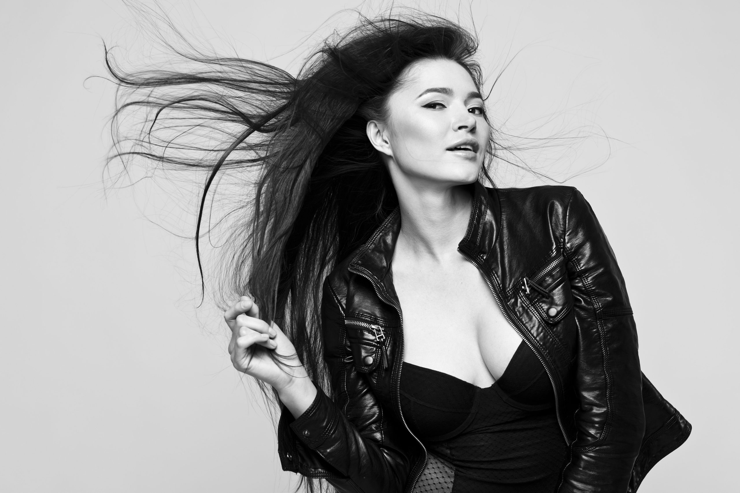 Portrait femme veste cuir noir et blanc
