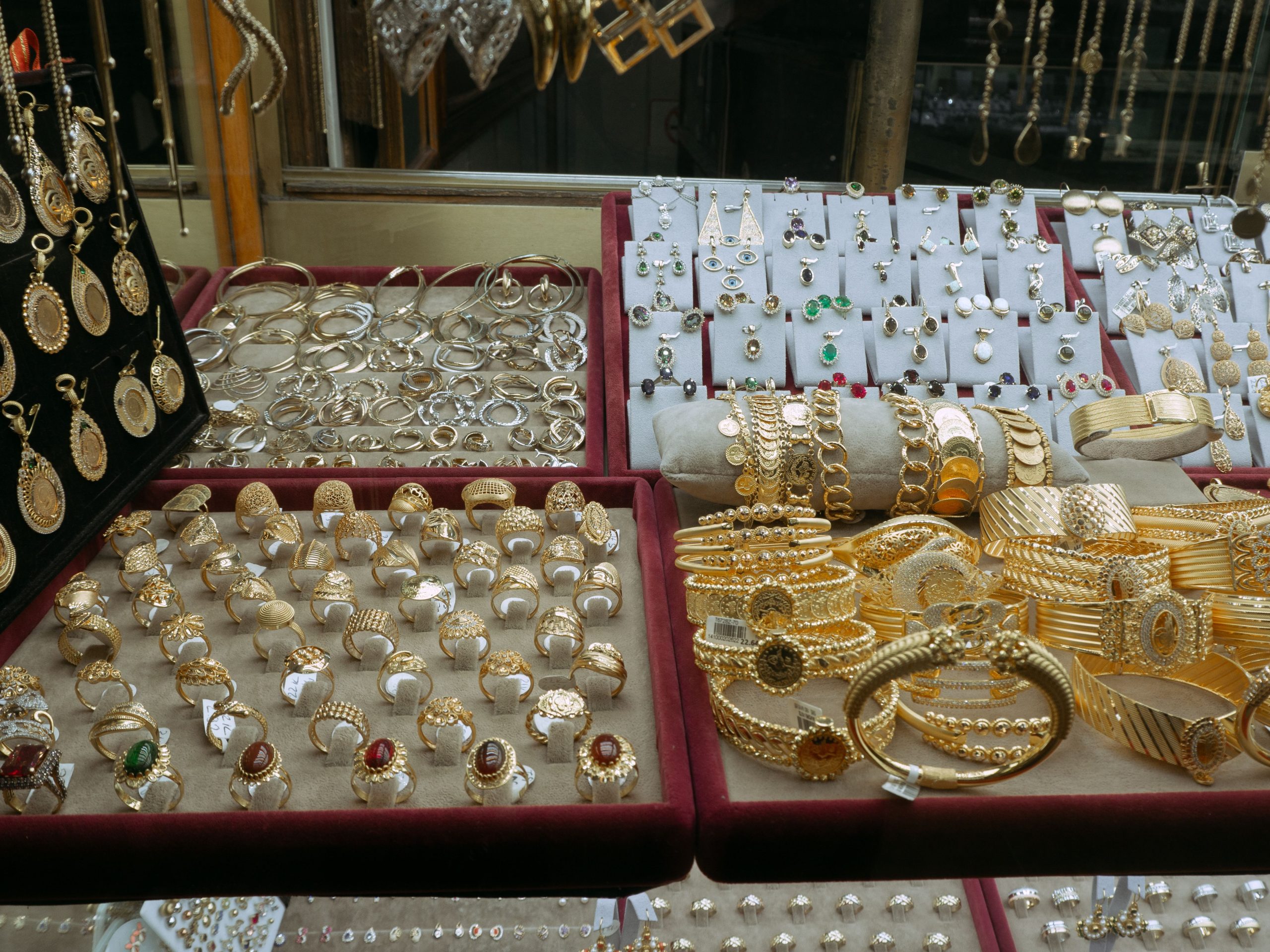 Bijoux or et argent dans vitrine marché Istanbul