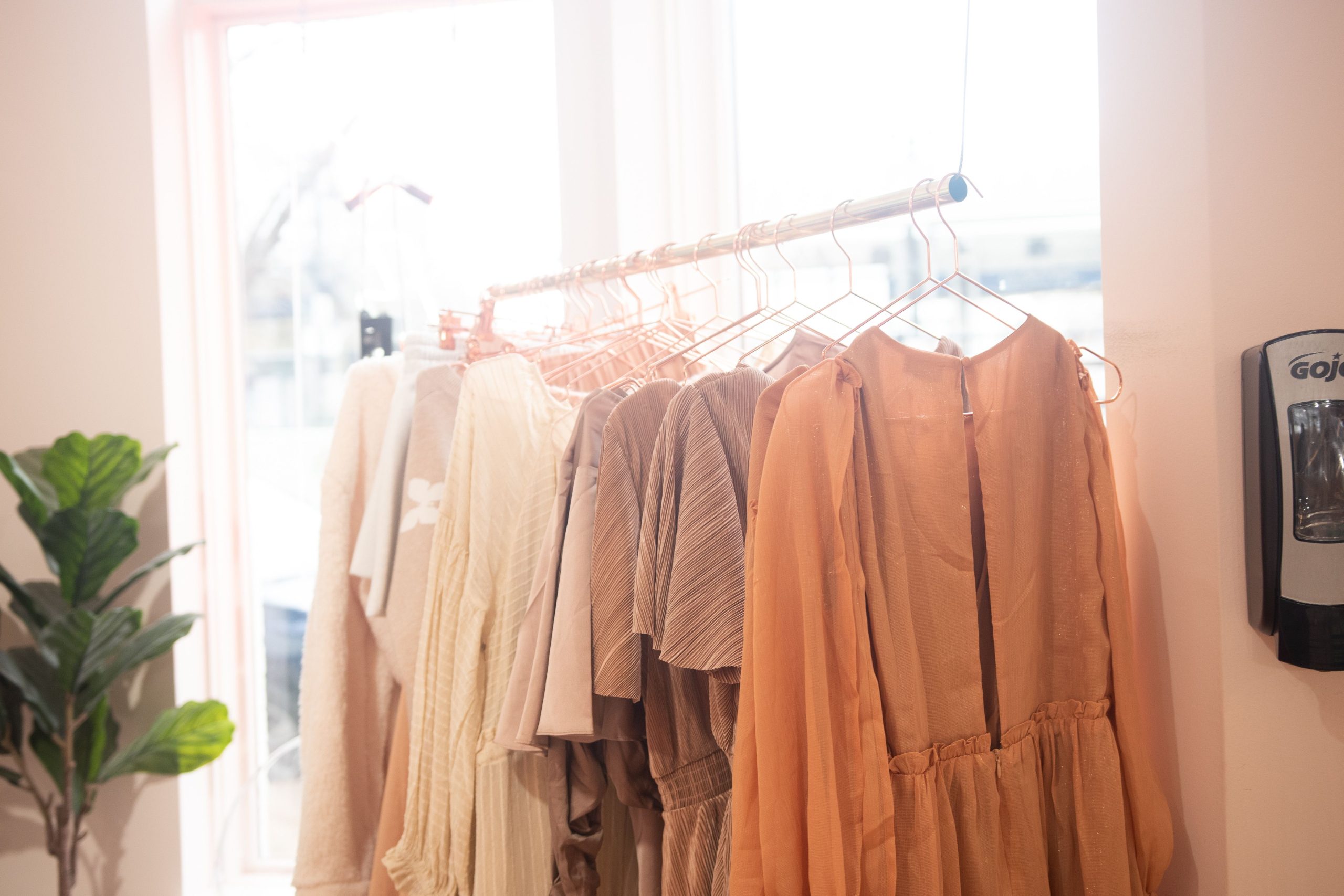 Collection de robes stylisées sur cintres en boutique