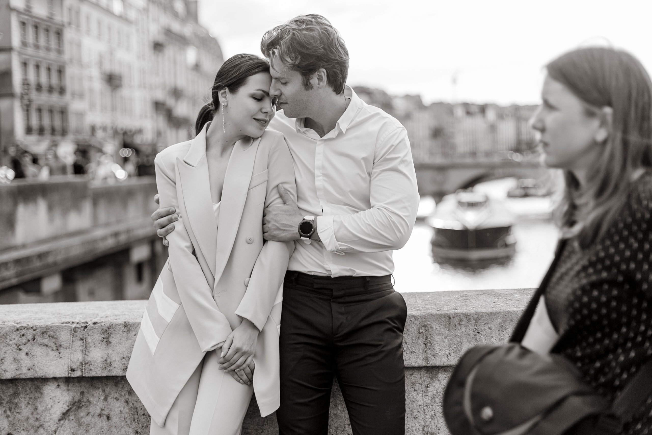 Couple romantique sur un pont de Paris