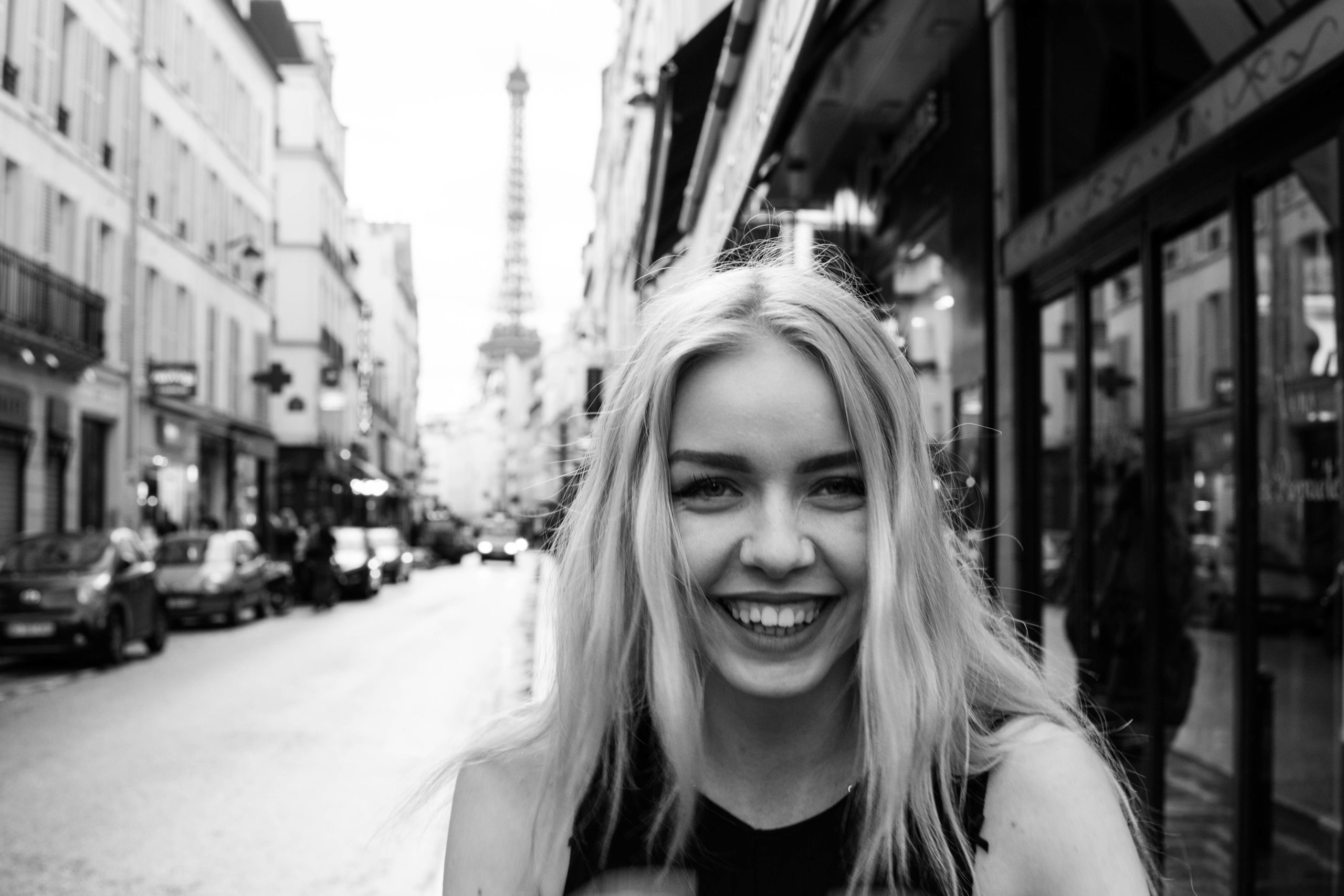 Femme souriante sur une rue parisienne
