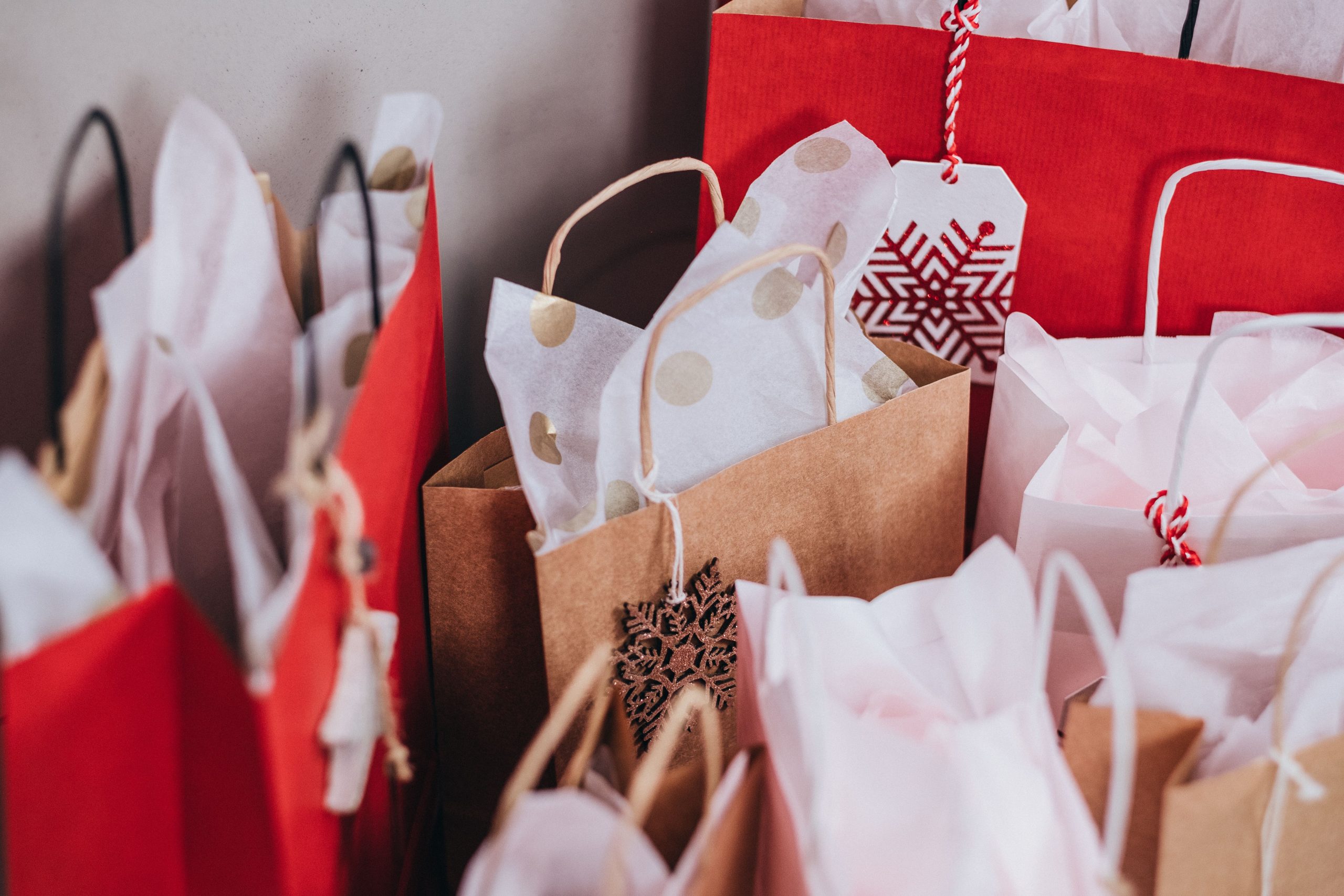 Sacs shopping festifs remplis de cadeaux vacances