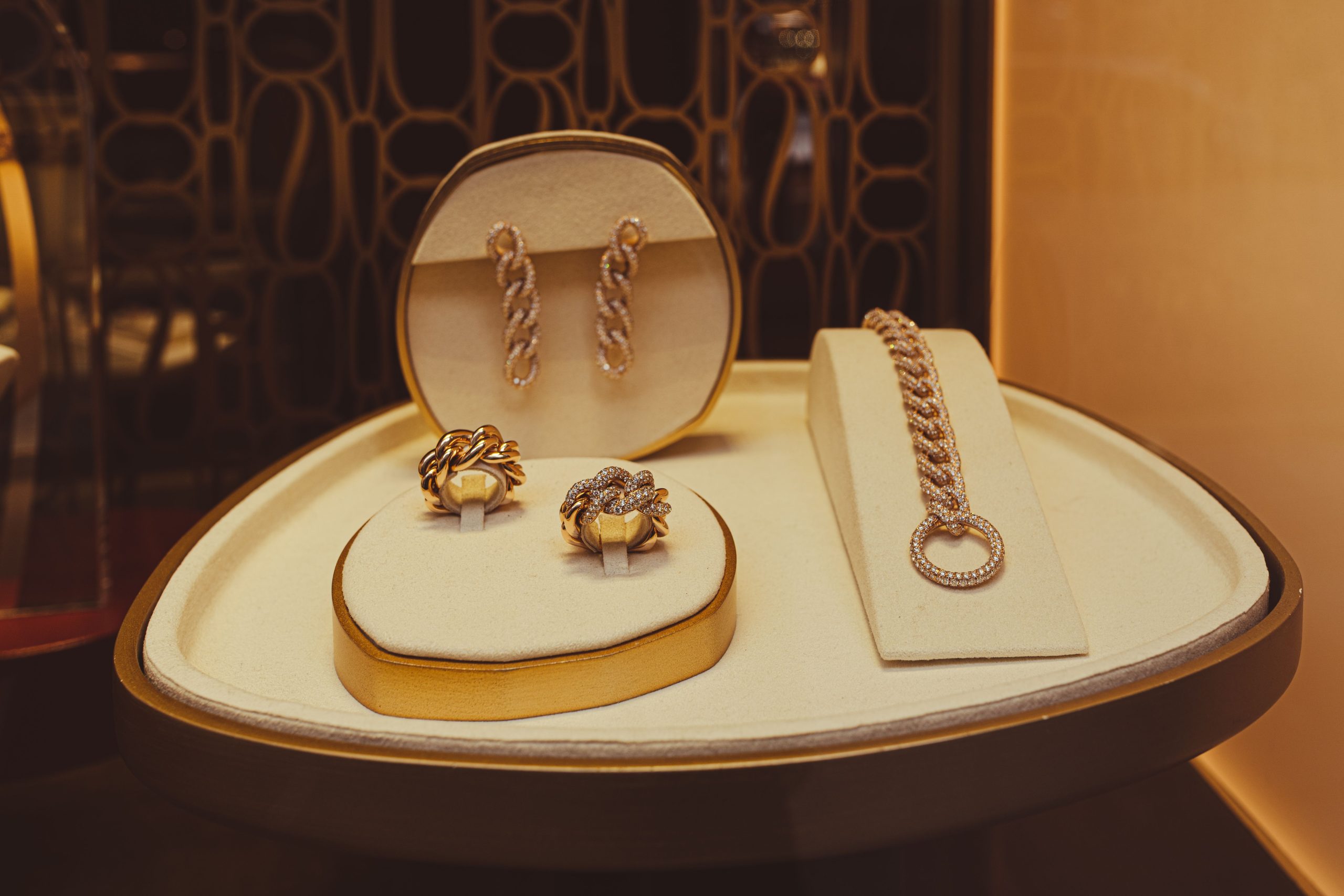 Bijoux dorés élégants en boutique avec boucles