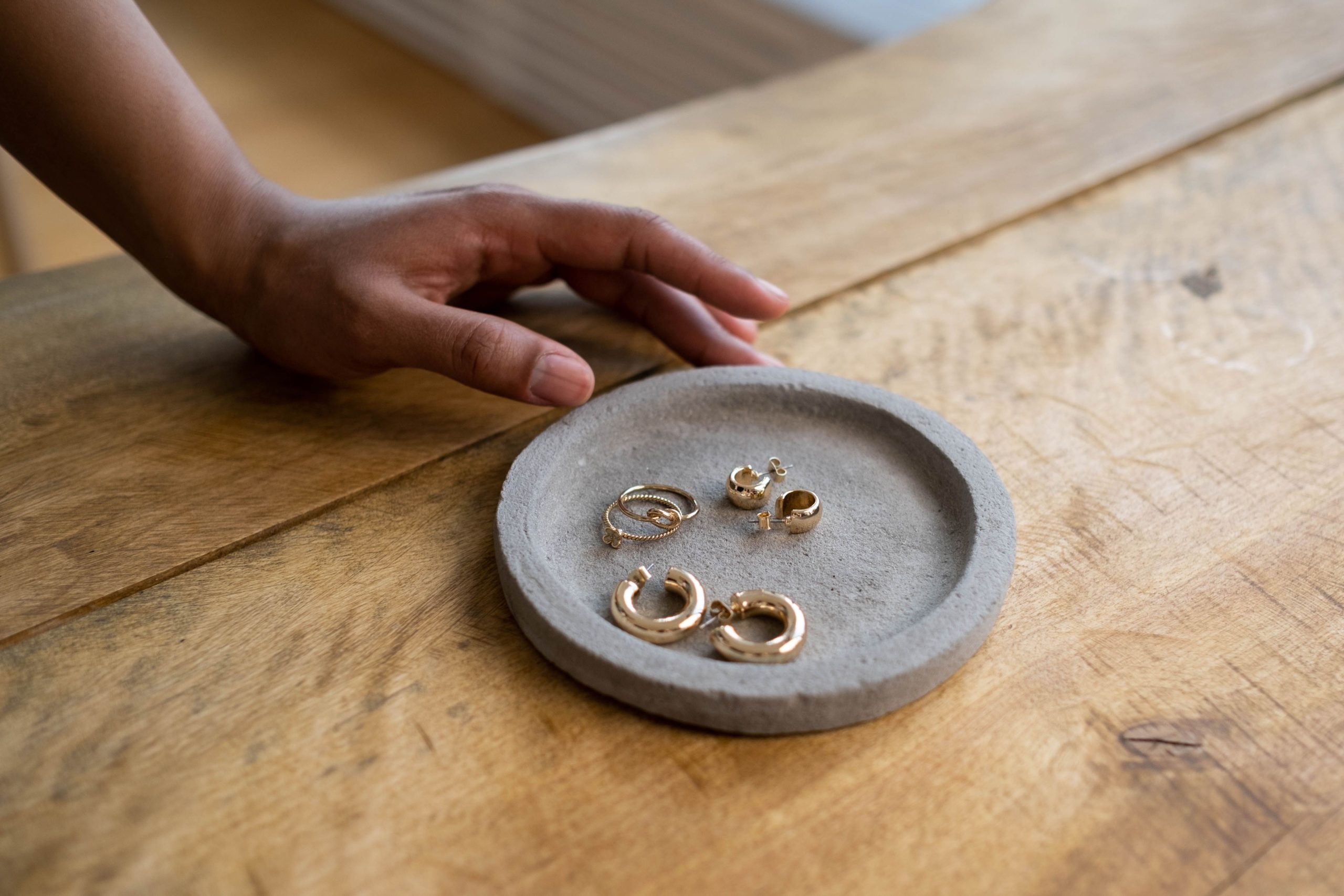 Boucles d'oreilles élégantes dorées sur table bois