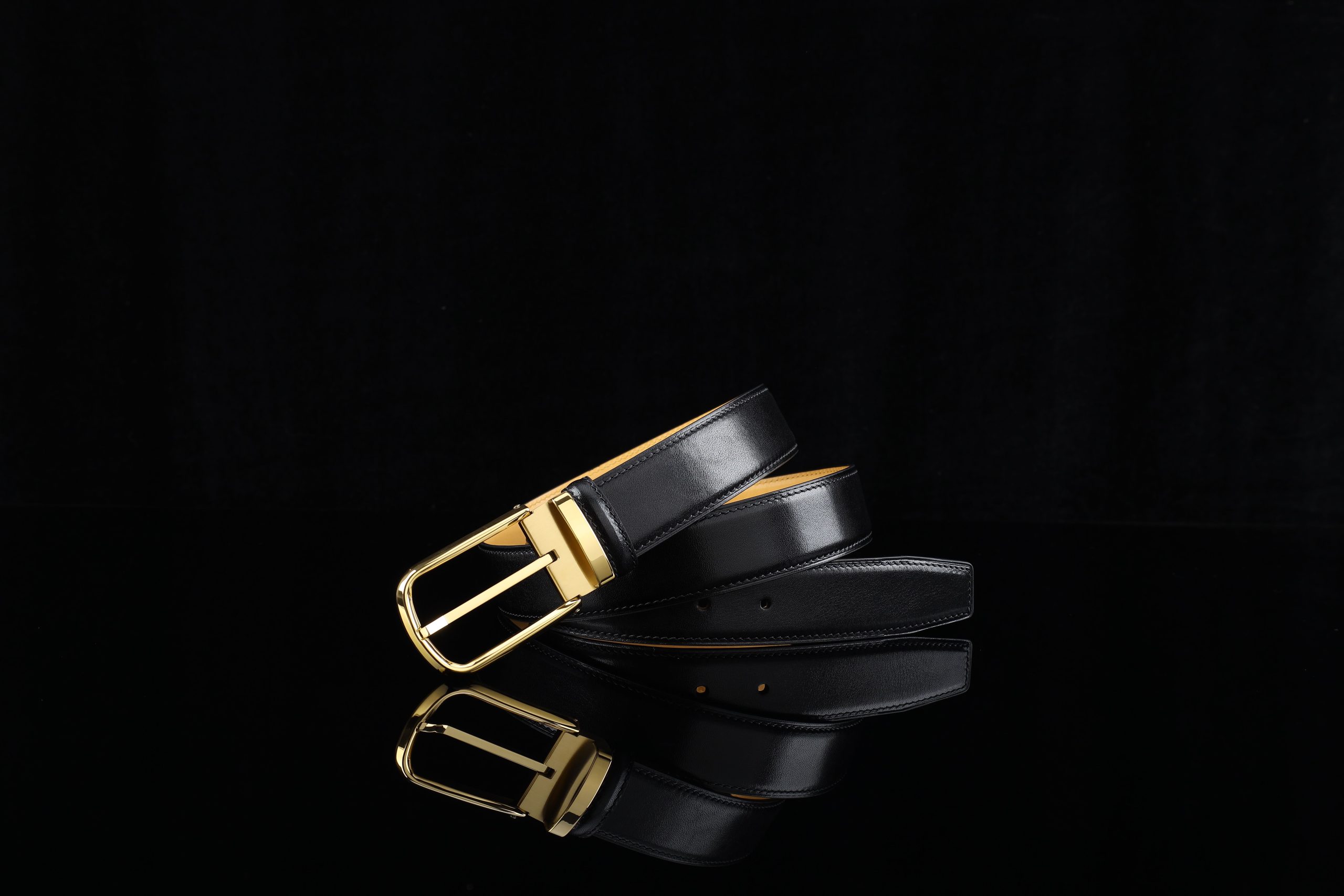 Ceinture cuir sophistiquée boucle dorée élégante