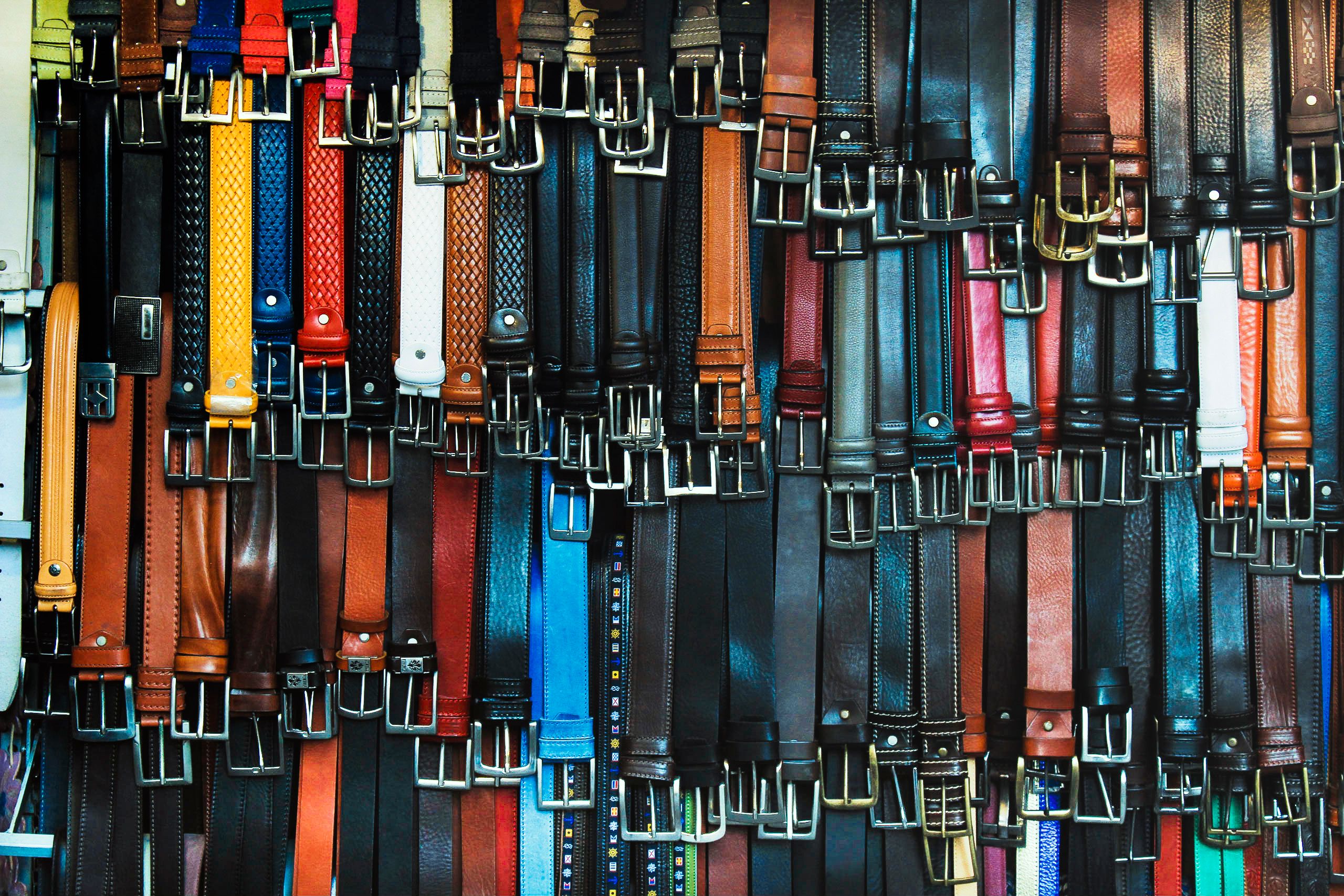 Assortiment vibrant ceintures cuir boutique Florence