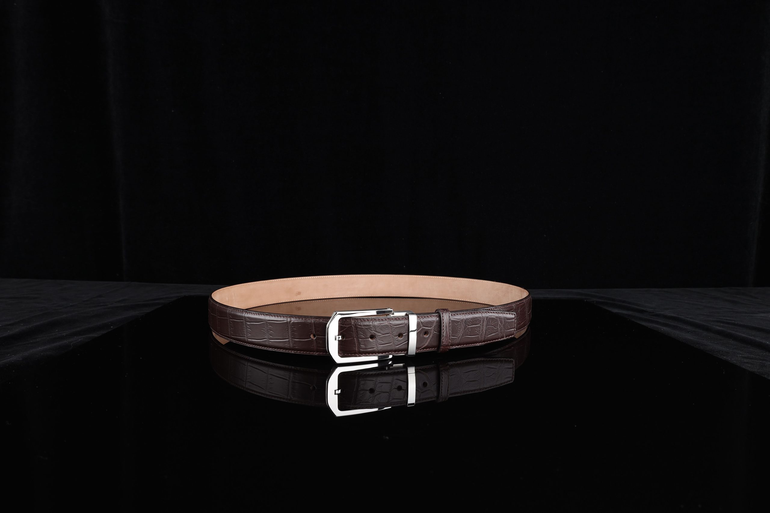 Ceinture cuir marron texture detaillee raffinee