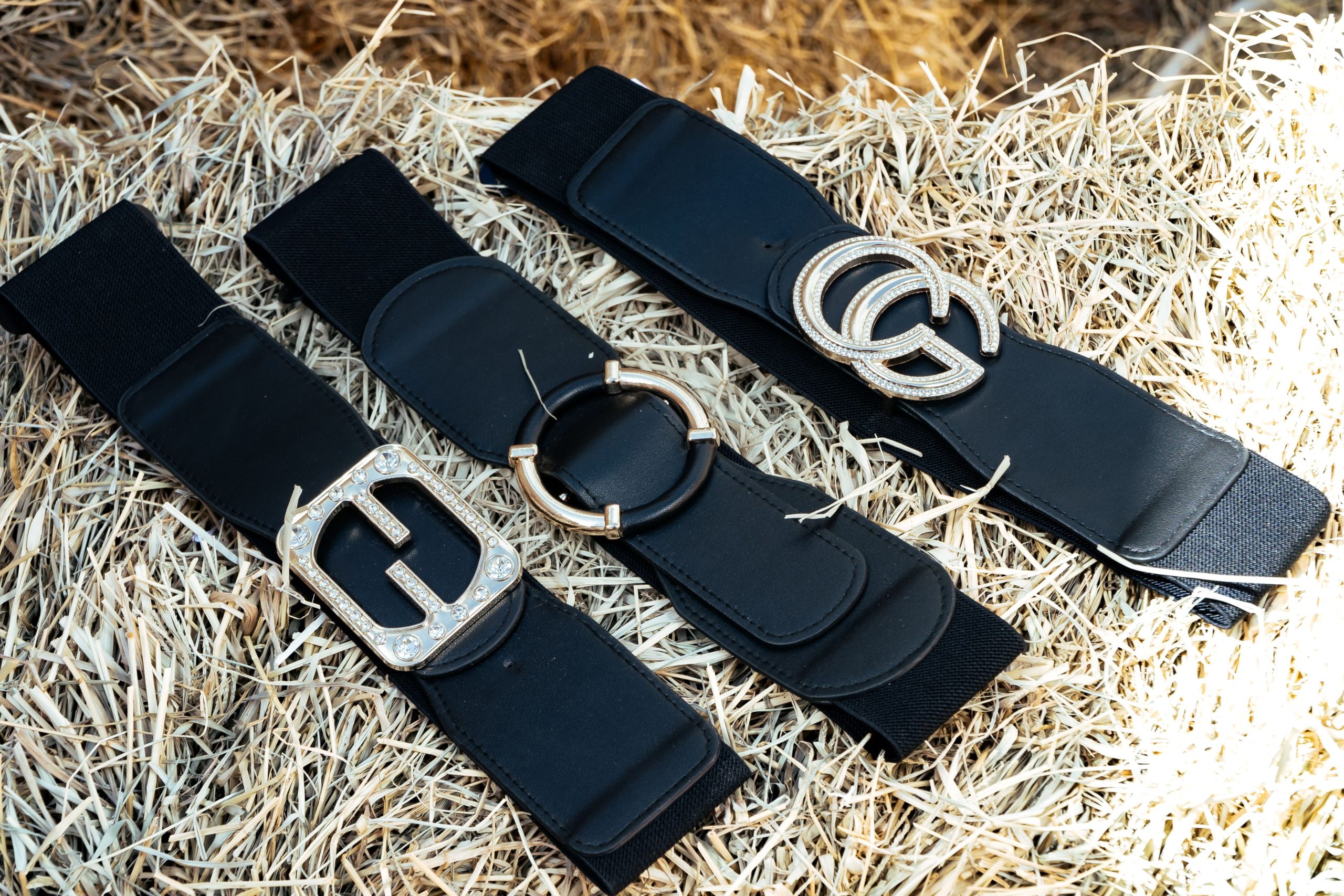 Trois ceintures noires boucles metalliques decoratives