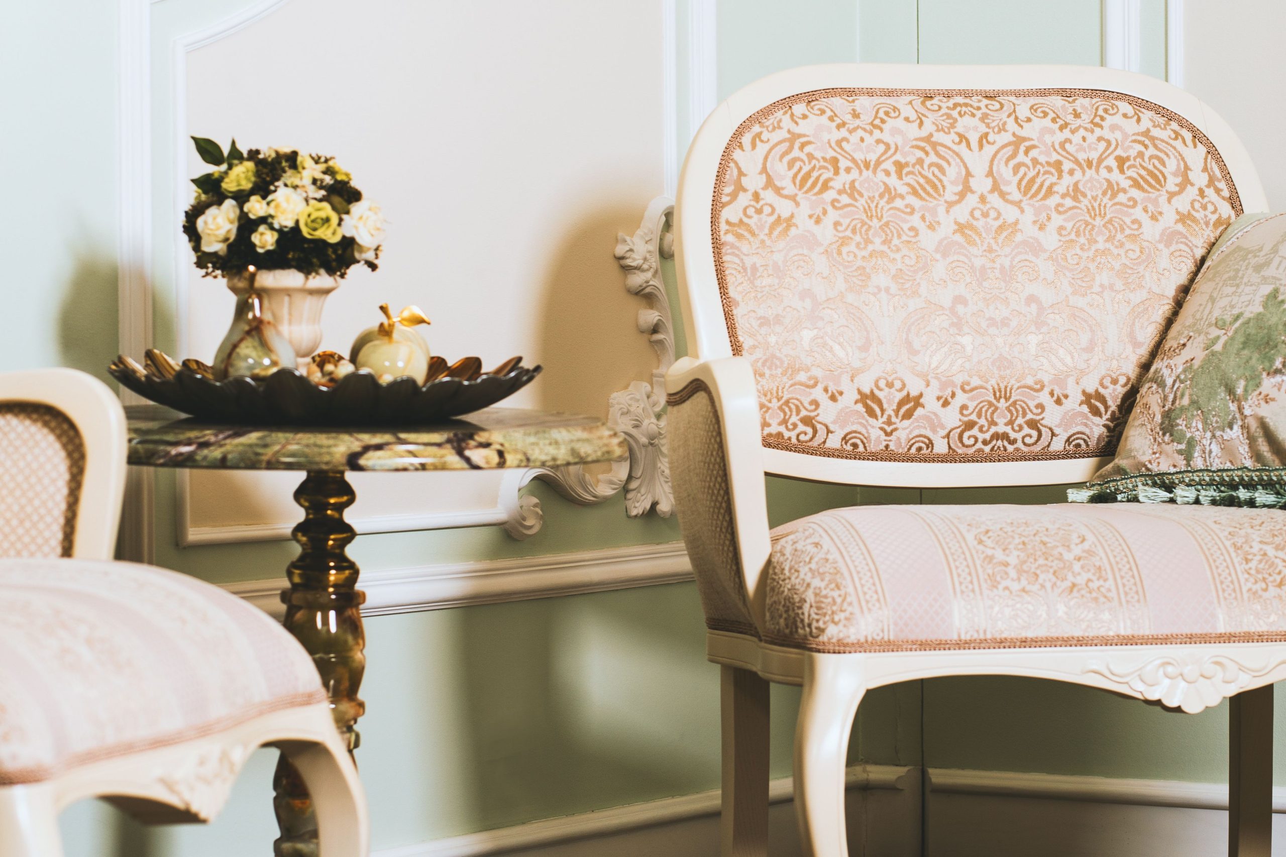 Chaises vintage ornées, table marbre, décoration élégante