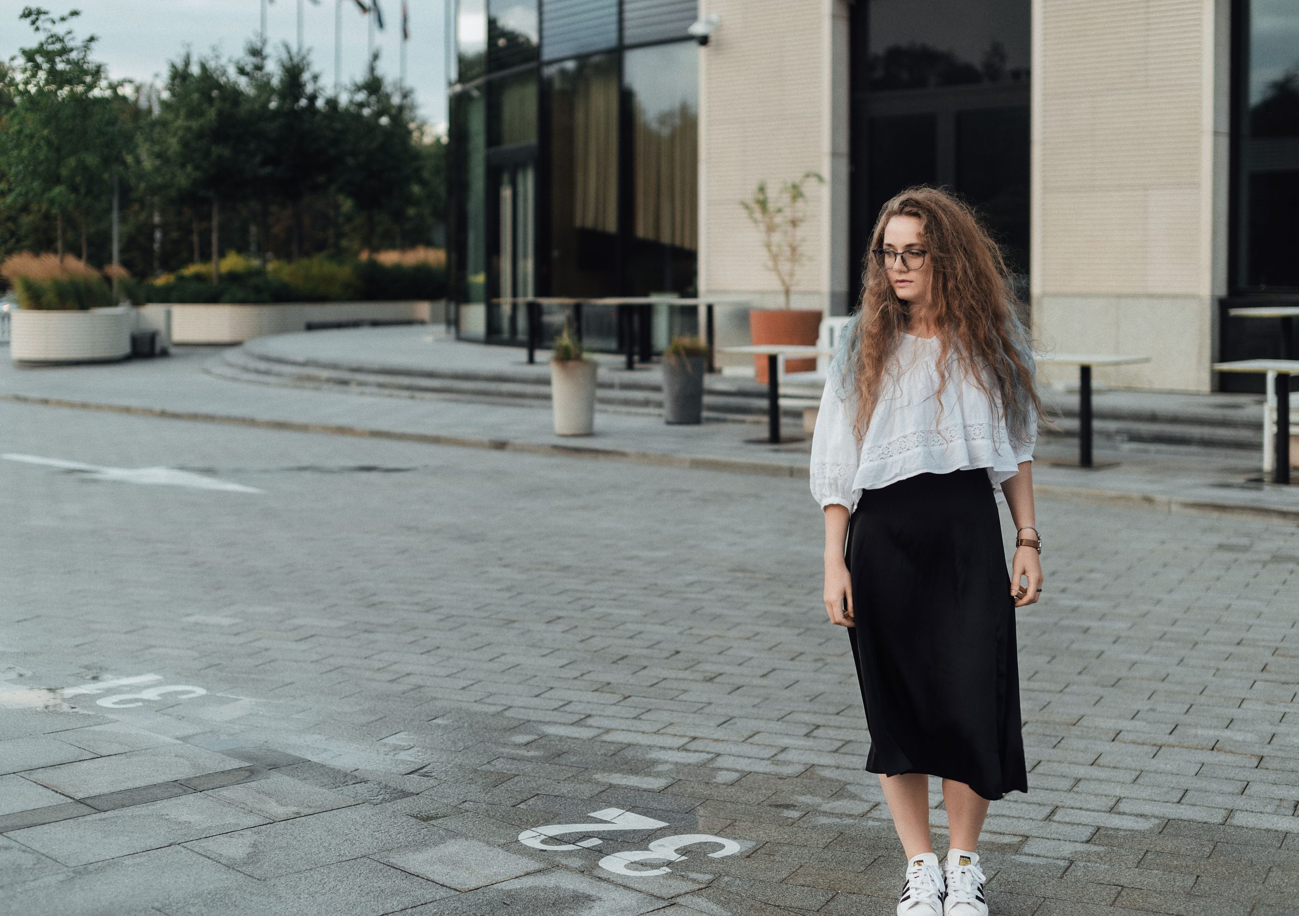 Femme stylisee en tenue moderne rue urbaine