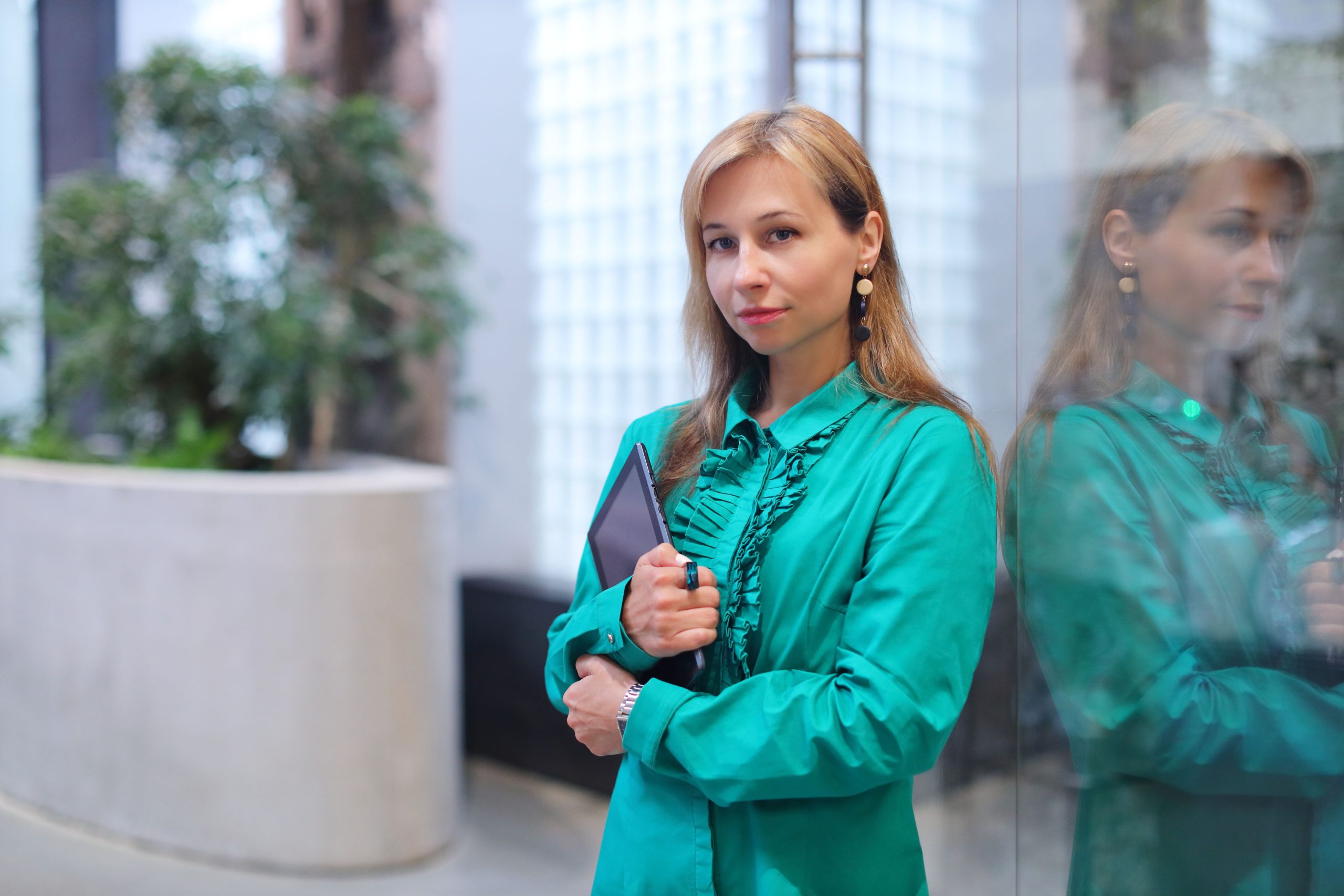 Femme d'affaires confiante en blouse turquoise