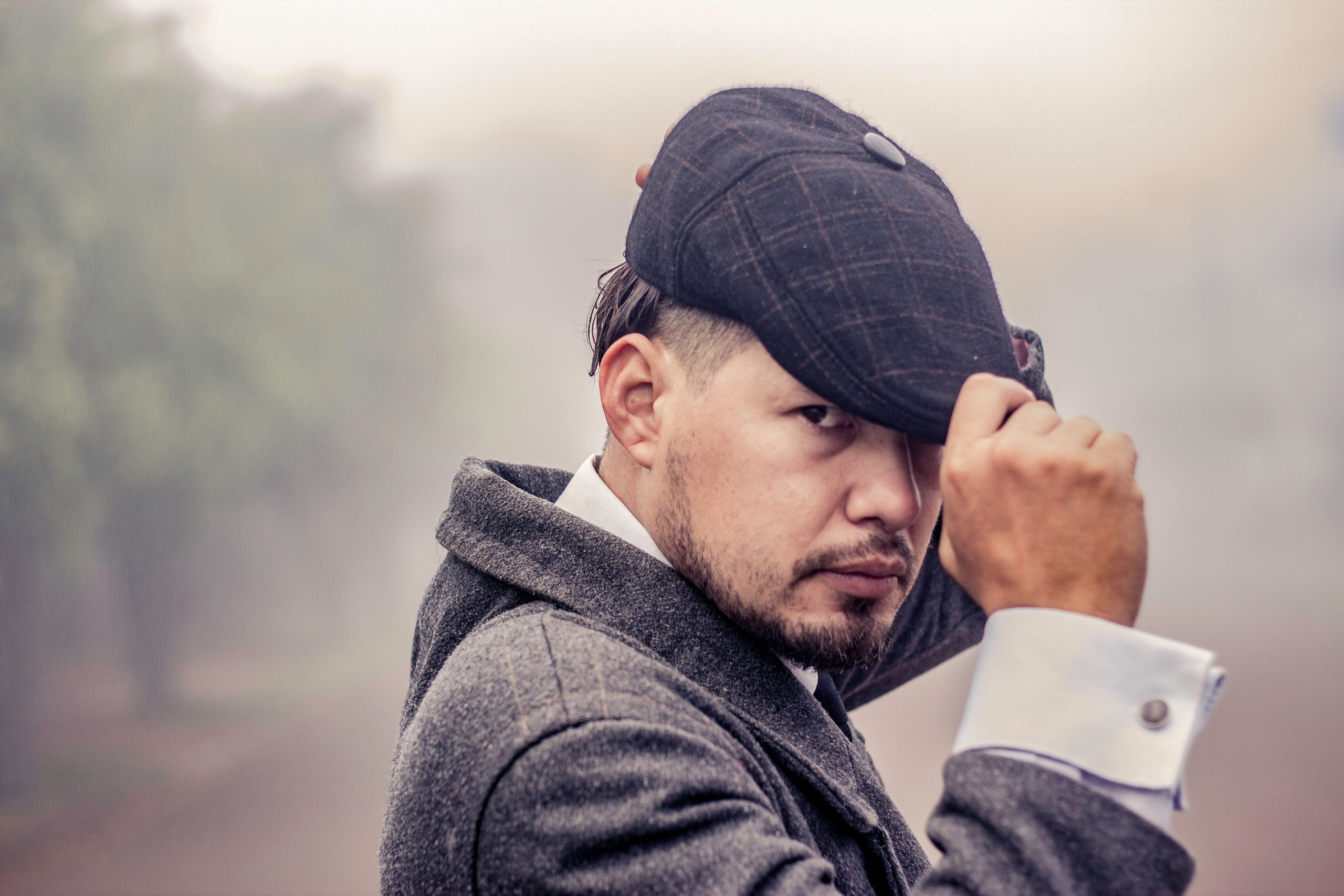 Homme gris casquette pose brume contemplative