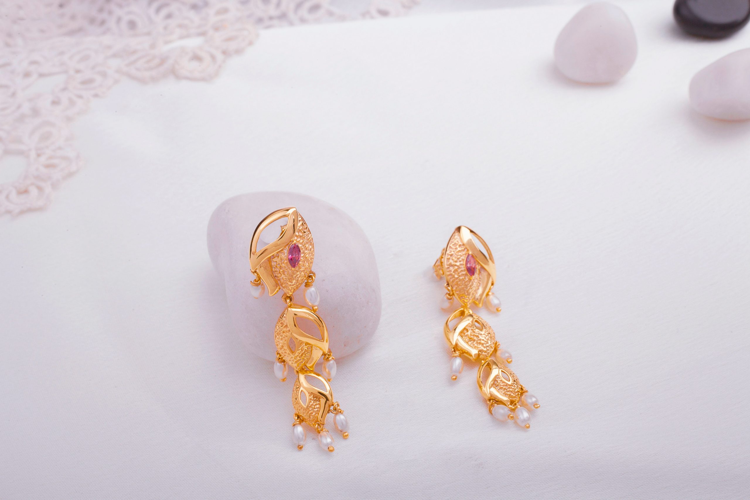 Boucles d'oreilles perles et gemmes marbre blanc