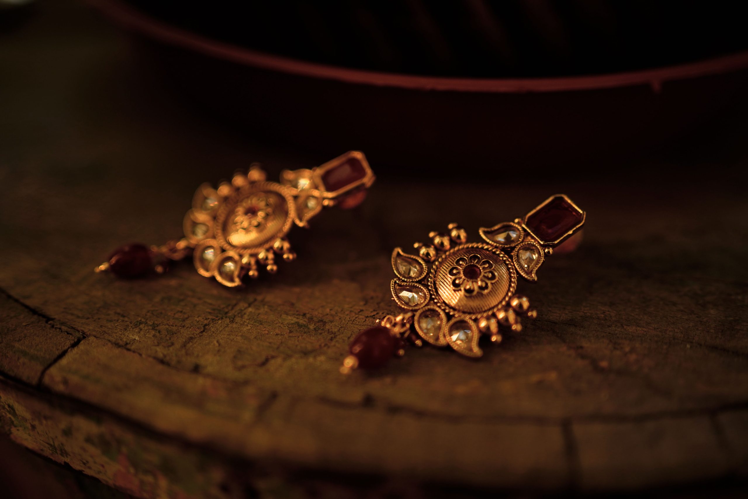 Boucles d'oreilles dorées avec pierres précieuses