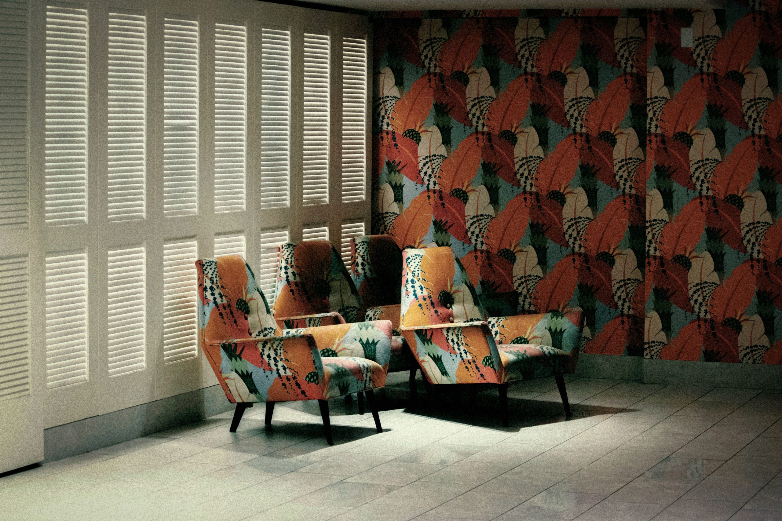 Quatre chaises rétro vintage mur à motifs colorés