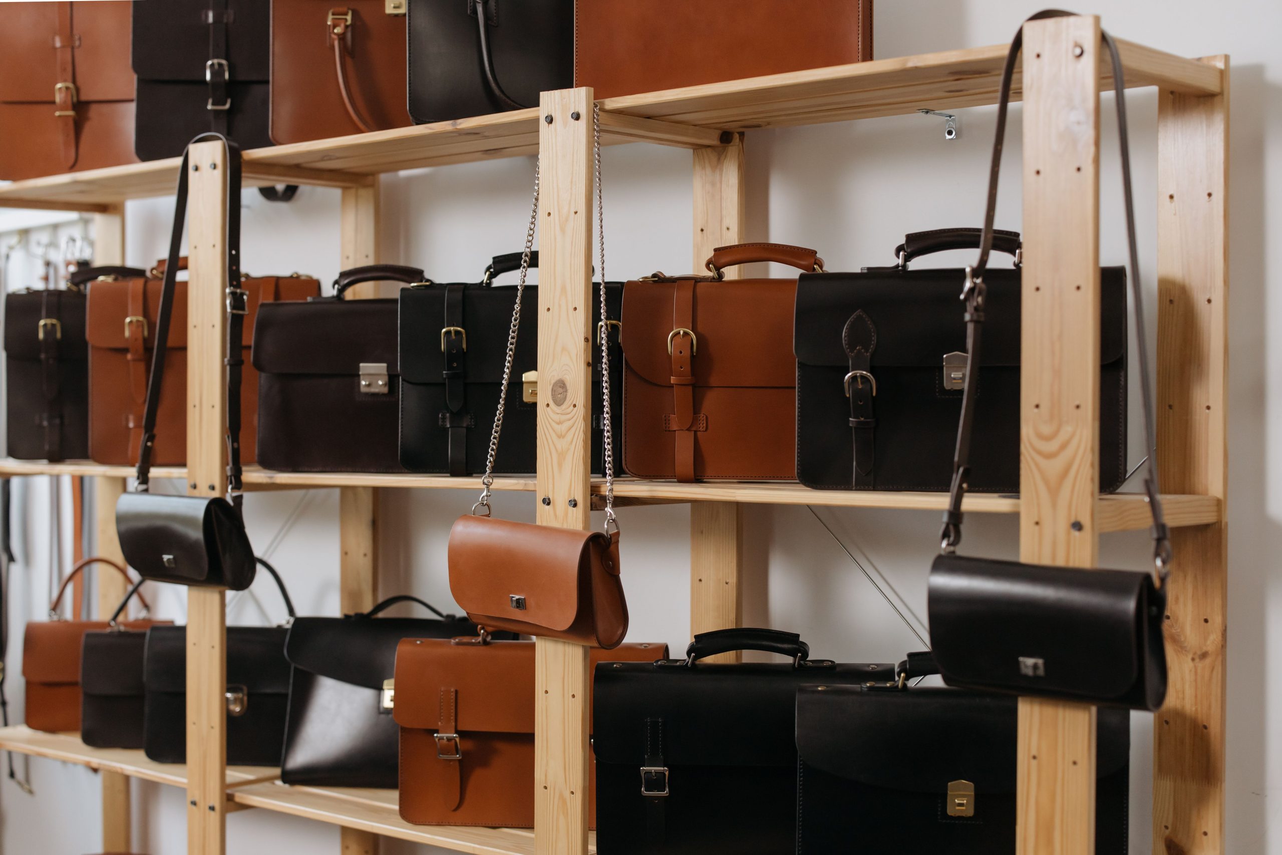 Selection luxe sacs cuir etageres bois