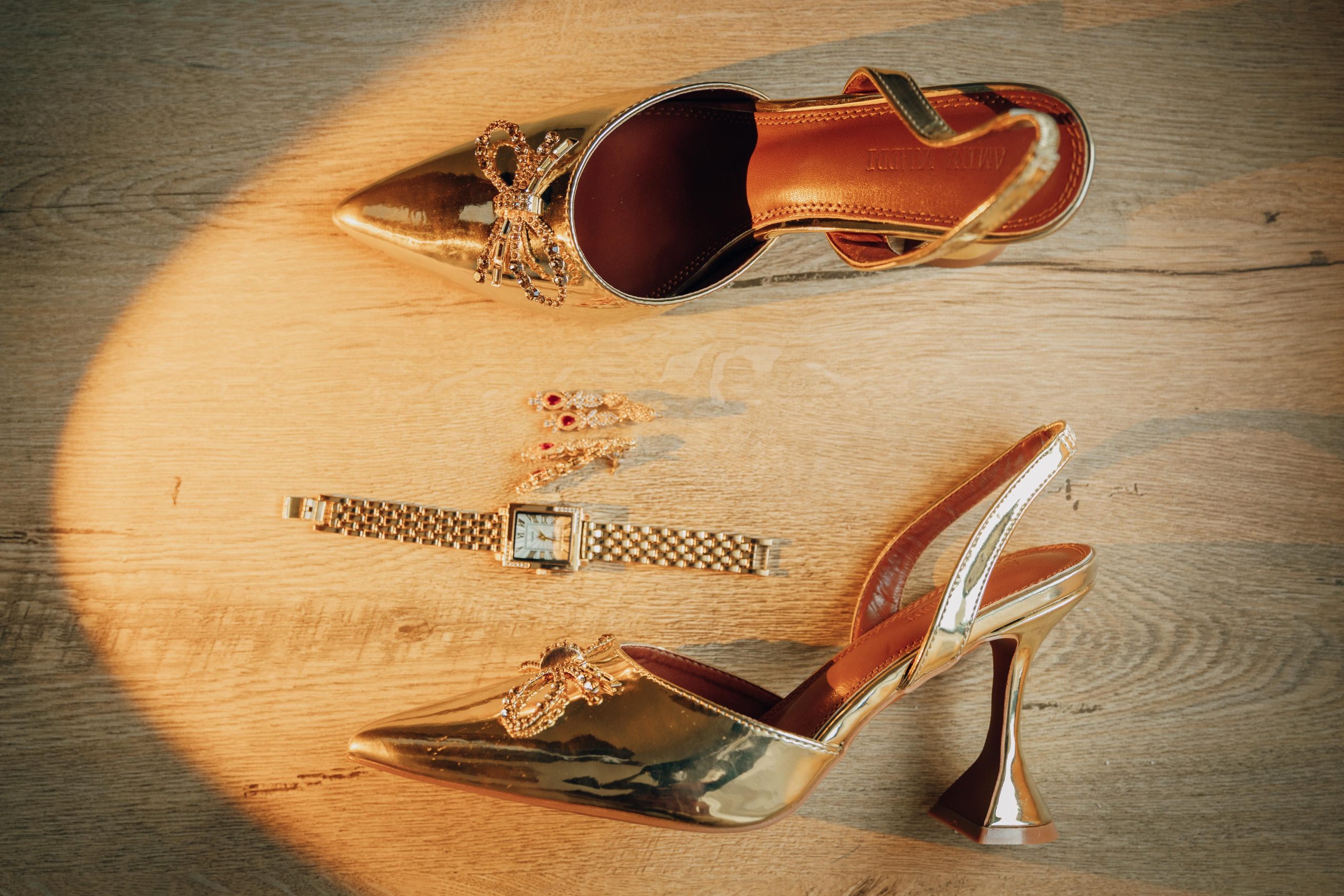 Talons dorés luxueux avec montre et bijoux
