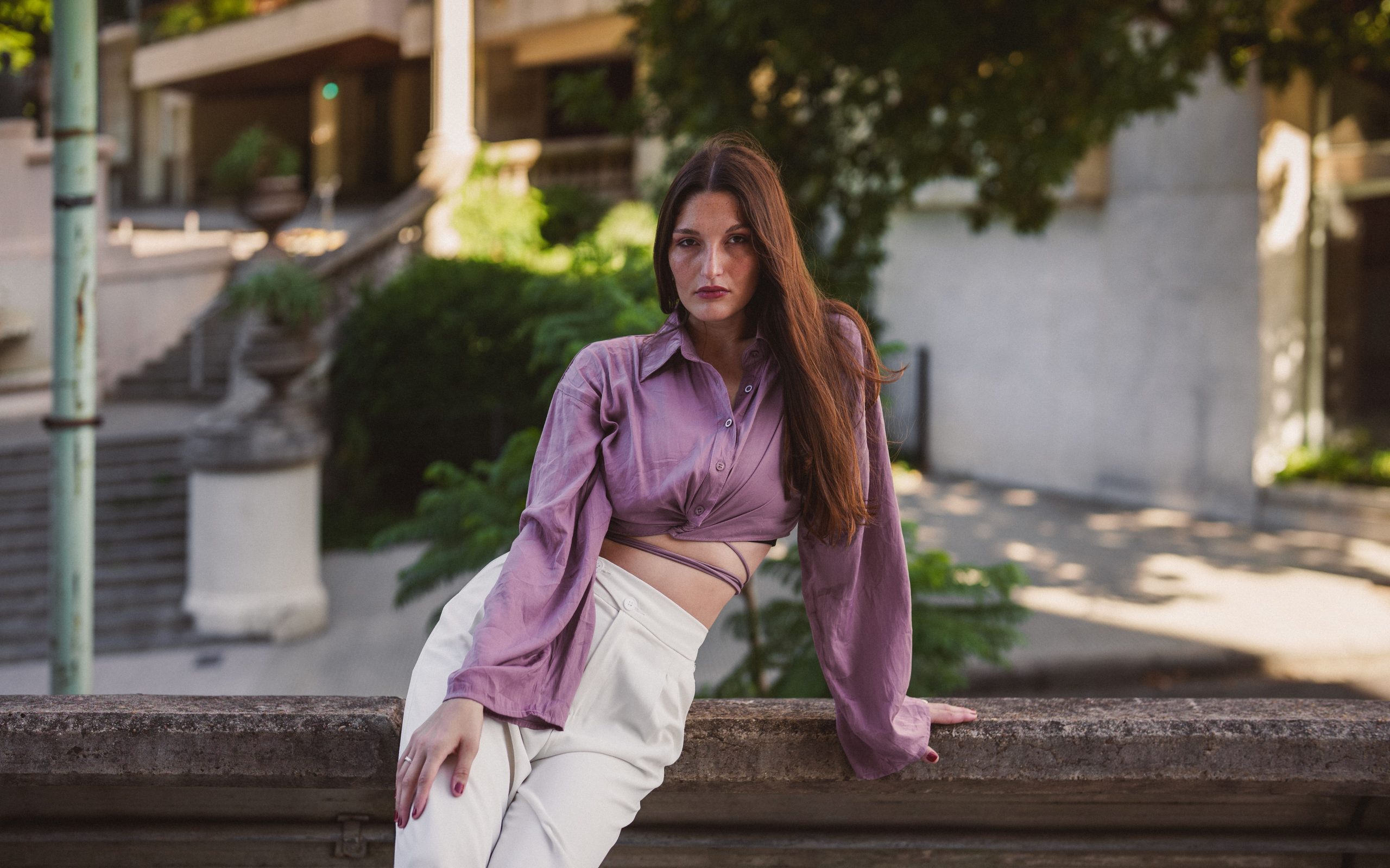 Femme elegant en tenue raffinee exterieur confiant