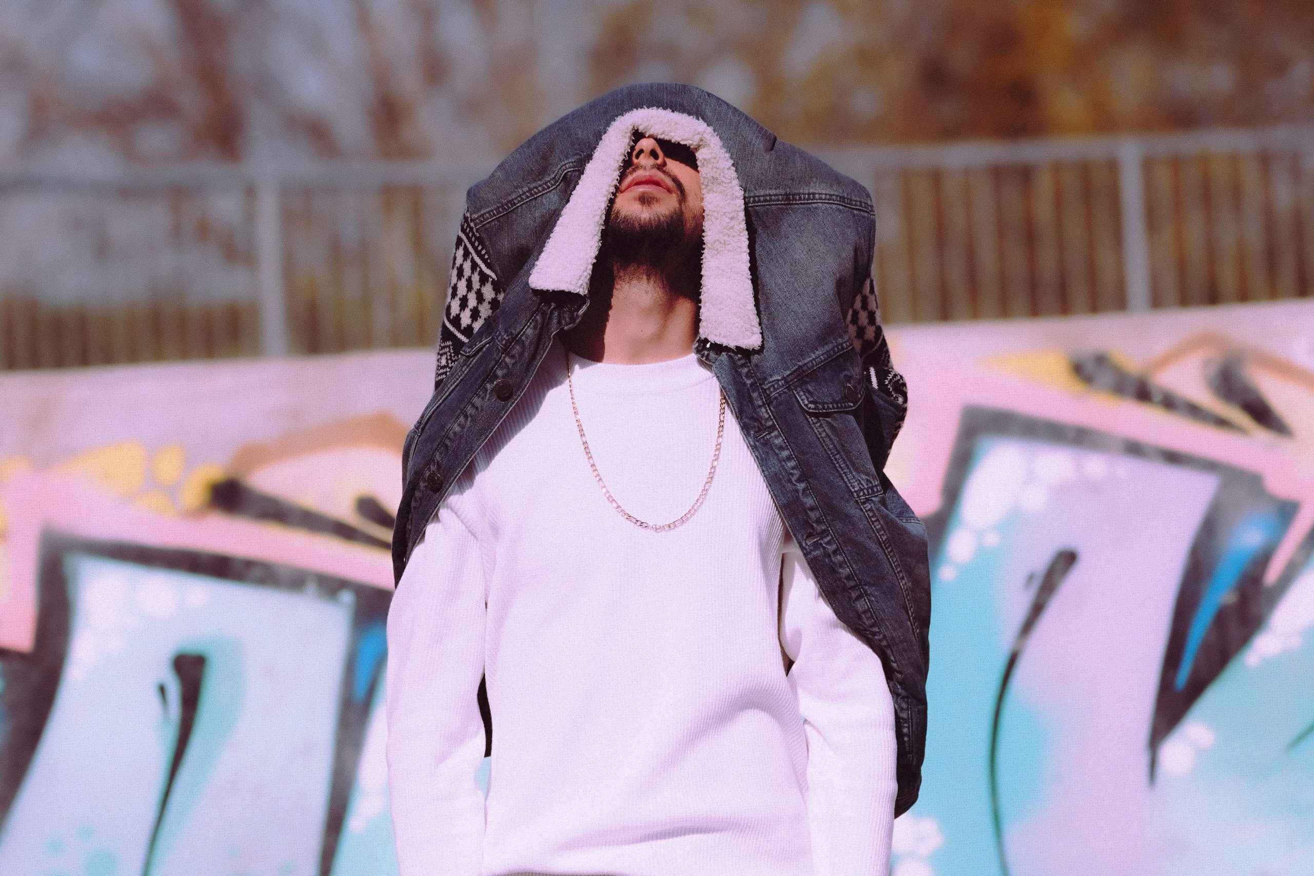 Homme tendance veste denim blanc graffiti coloré