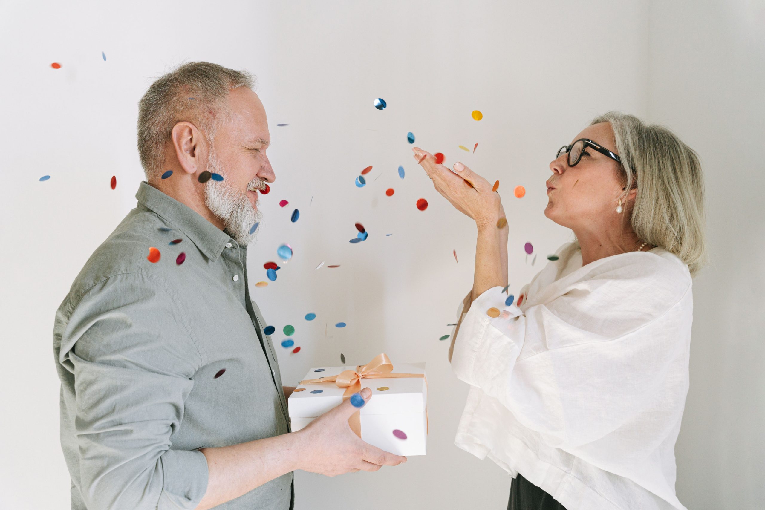 Couple célébrant confettis cadeau amour bonheur