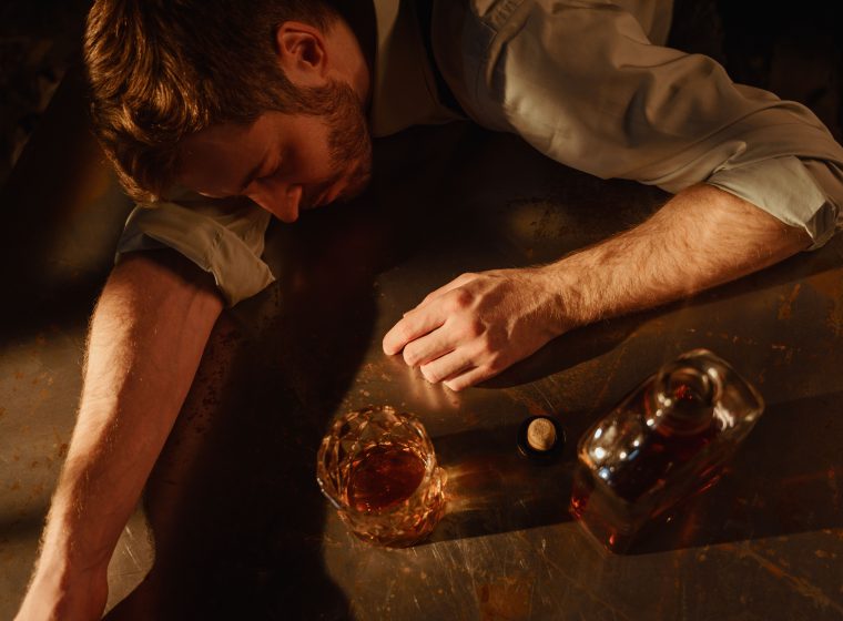 Combien boit vraiment un alcoolique par jour ?