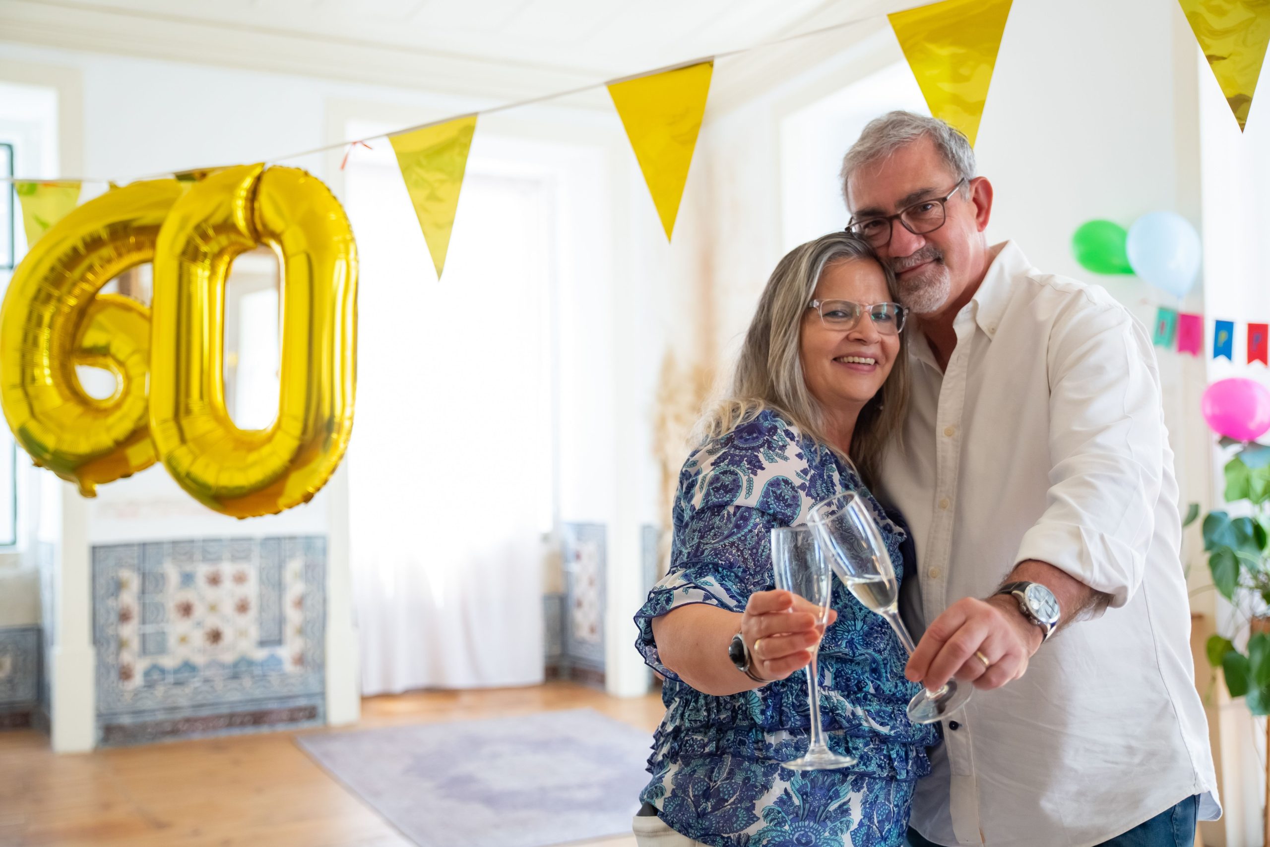 Couple heureux célébrant anniversaire champagne Portugal