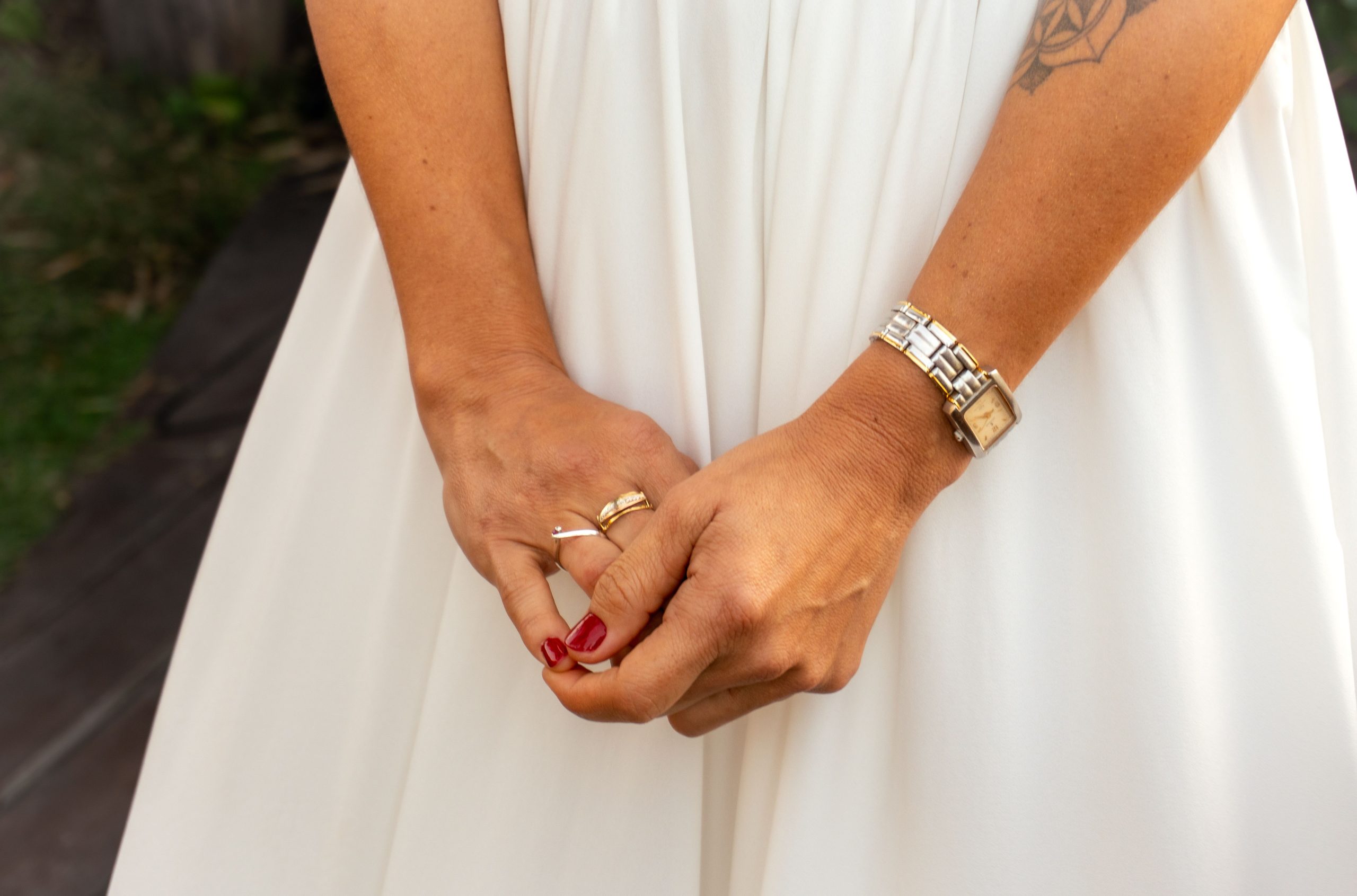 Mains avec bijoux élégants montre vintage robe
