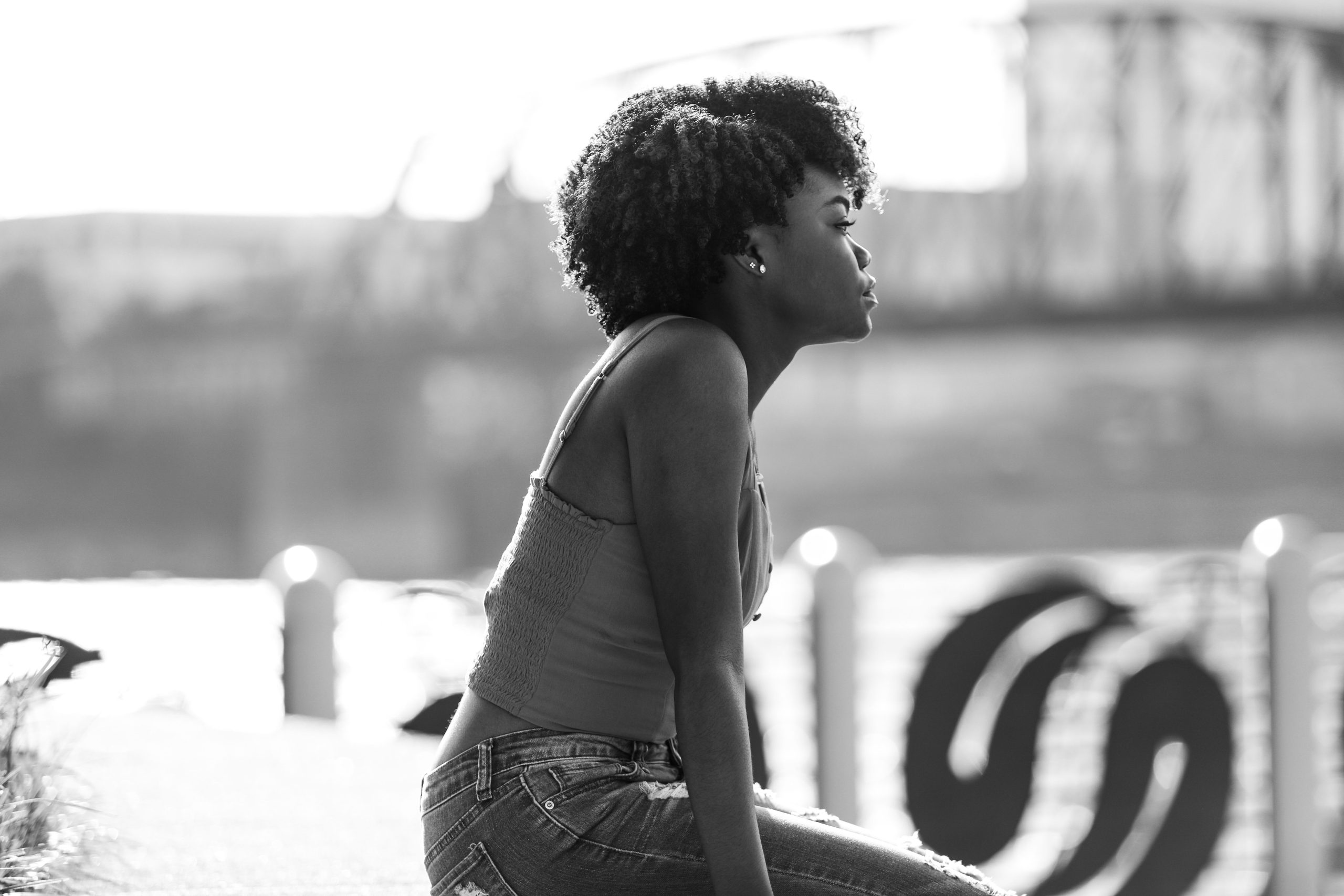 Portrait noir et blanc femme réfléchie près rivière