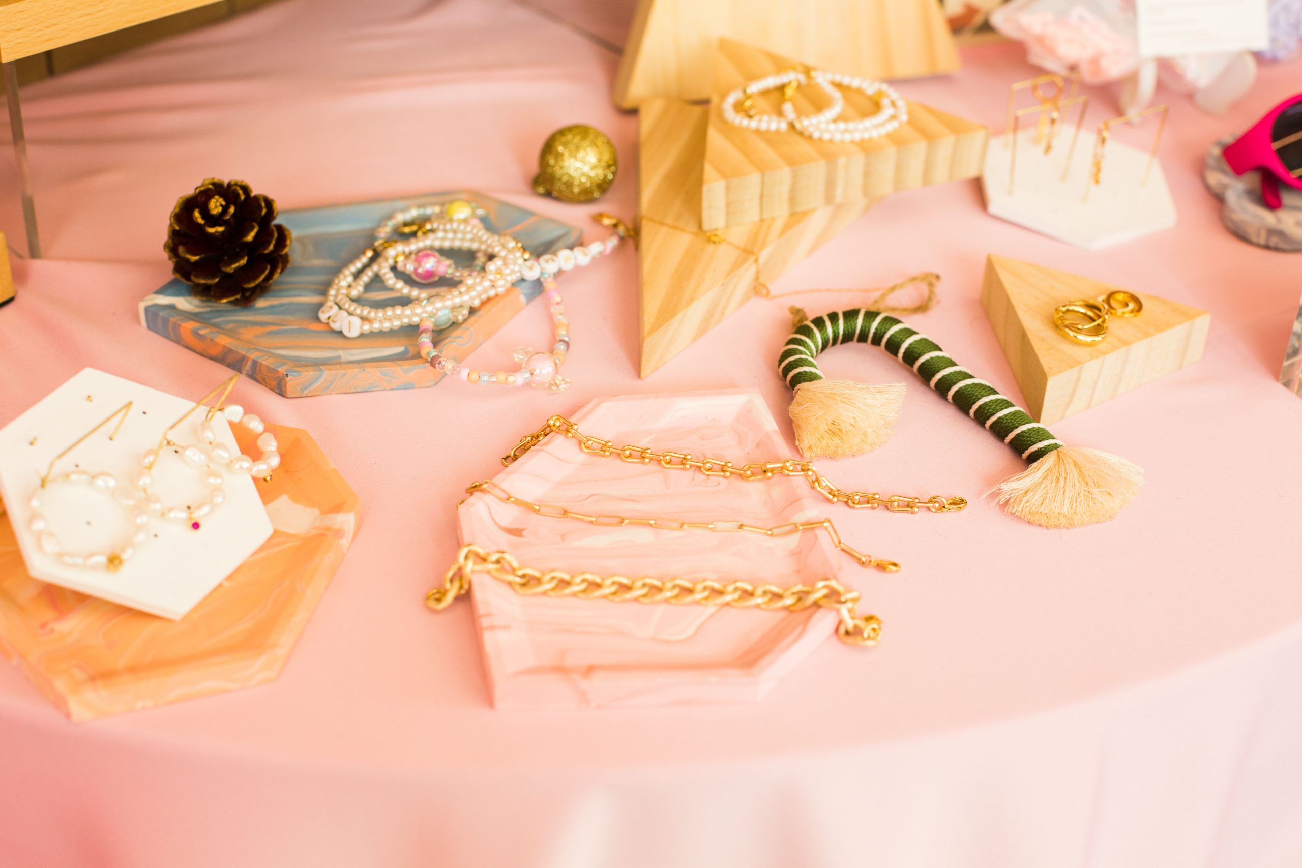 Collection chic de bagues stylisées sur surface rose