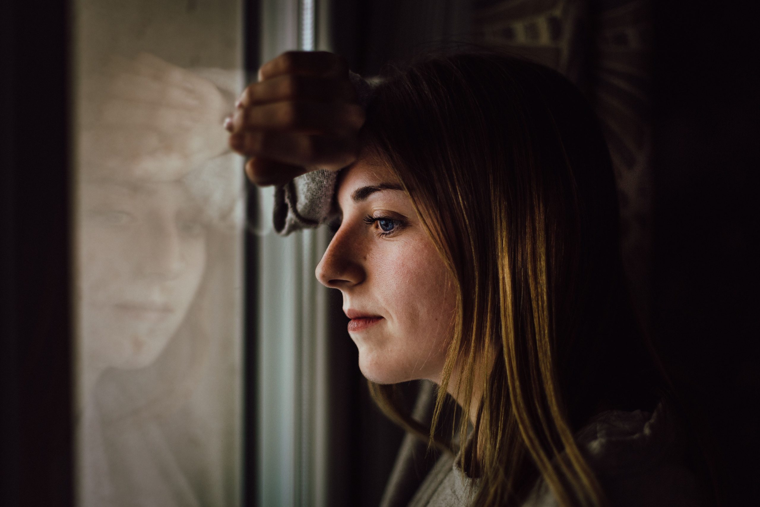 Femme contemplative regardant par la fenêtre