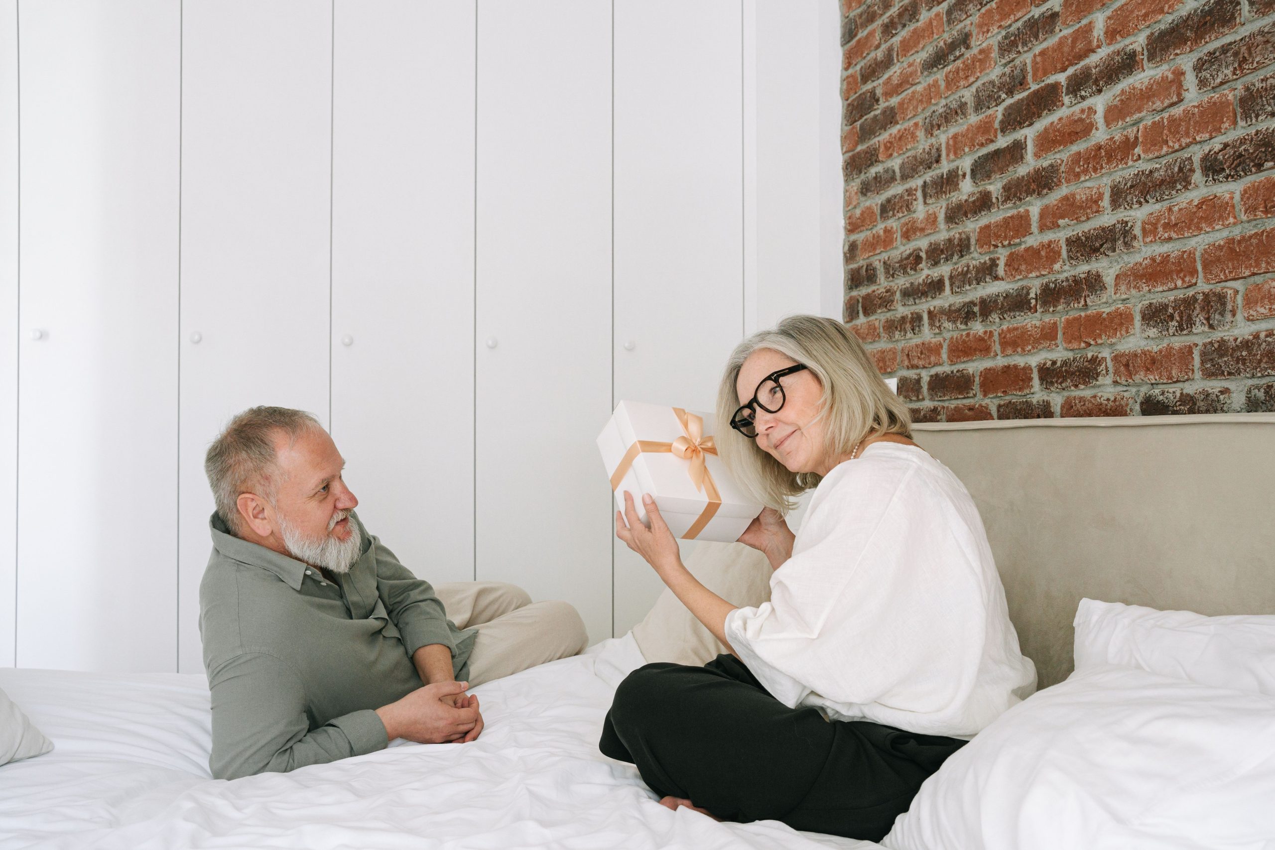 Couple senior échange cadeau moment intime cosy