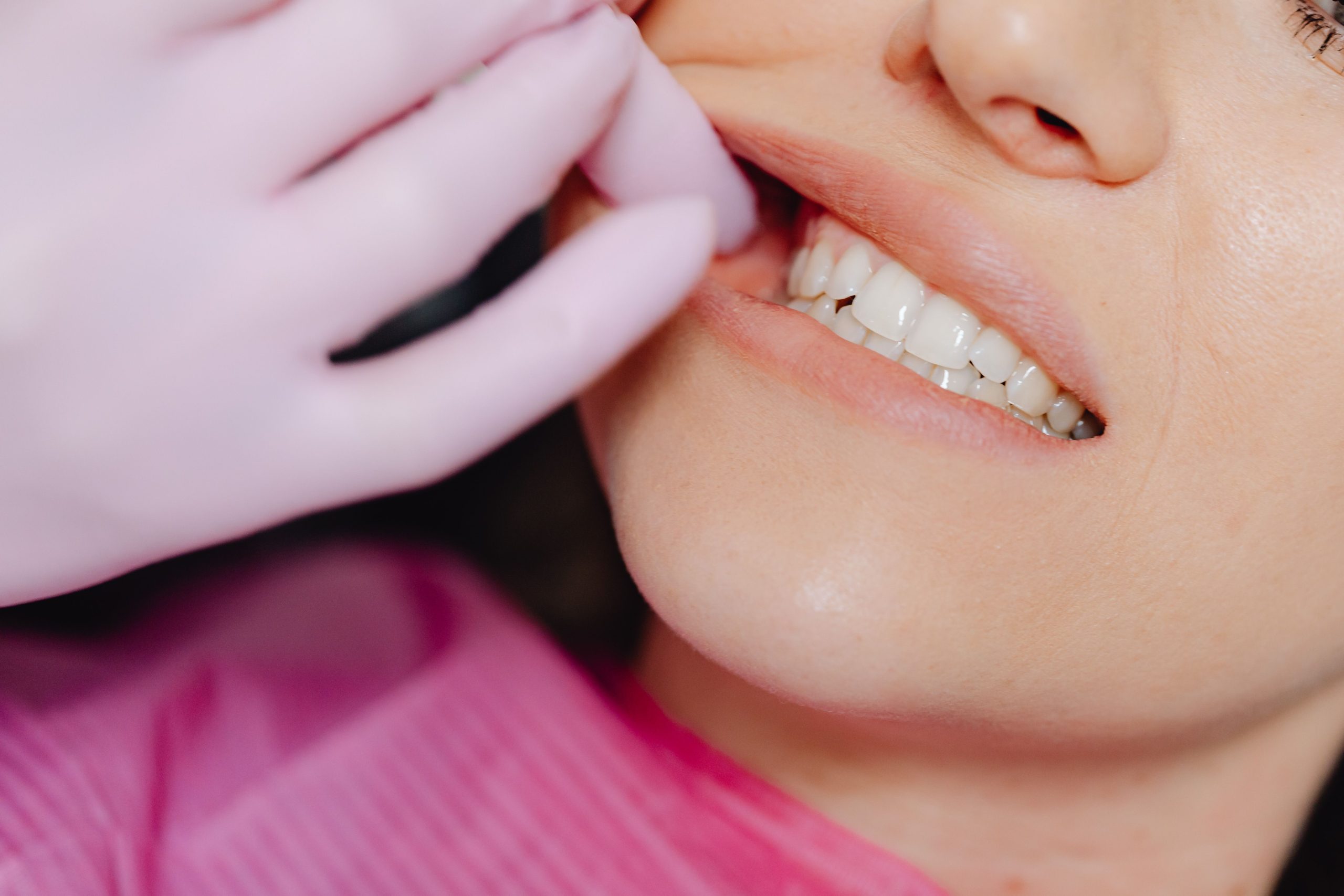 Dentiste examinant les dents du patient