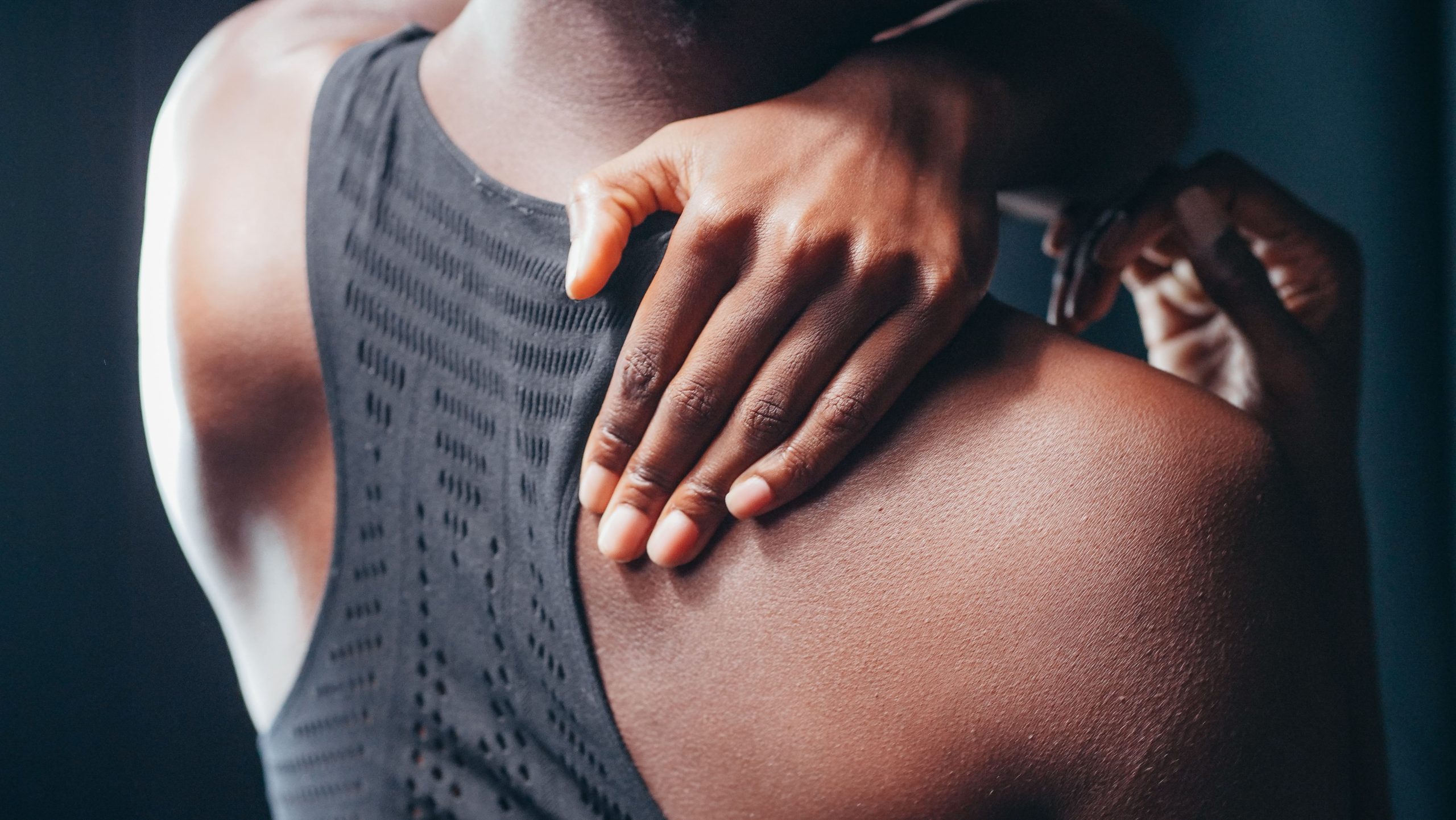 Femme tenant son épaule douloureuse en gros plan