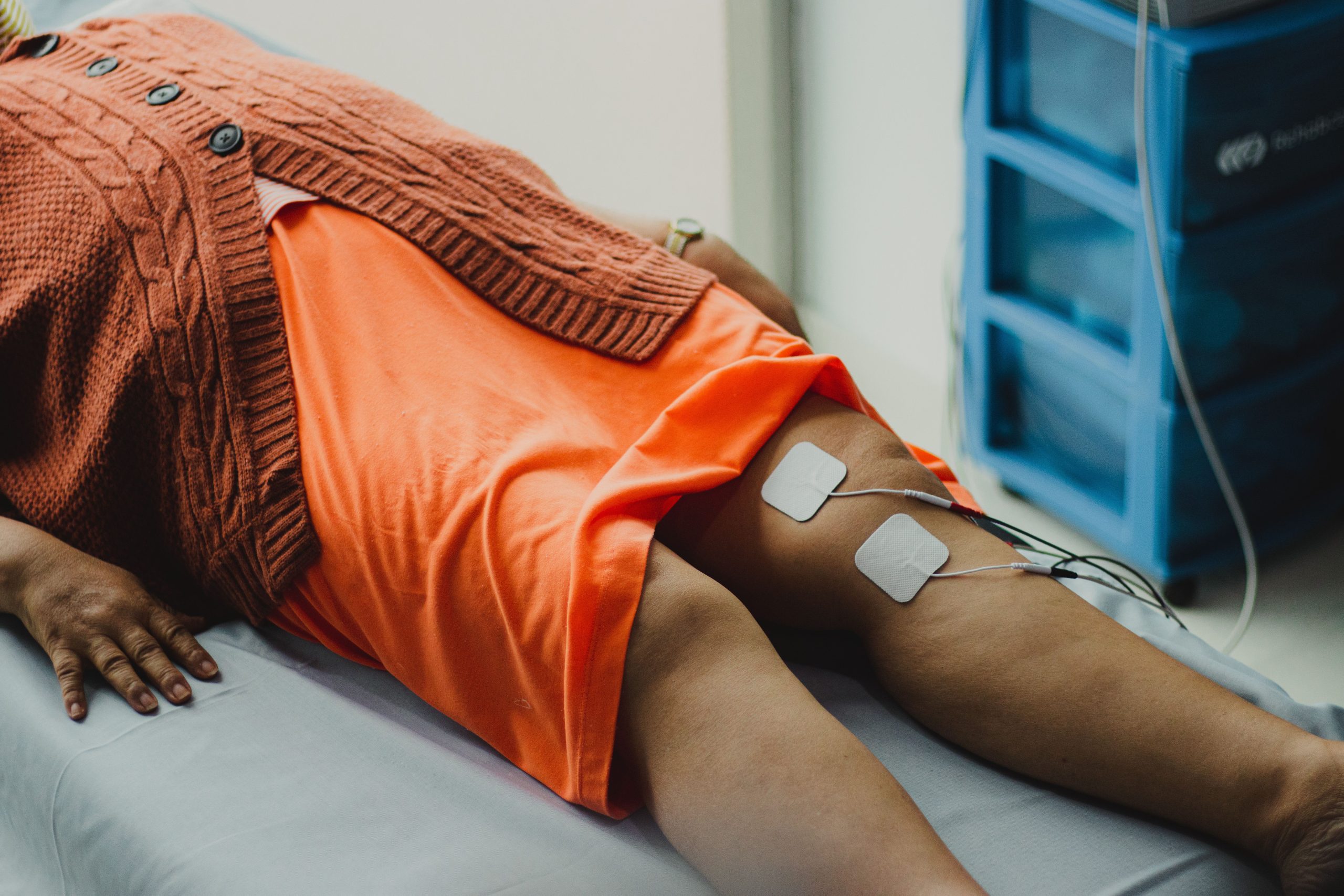 Femme recevant séance électrothérapie médicale