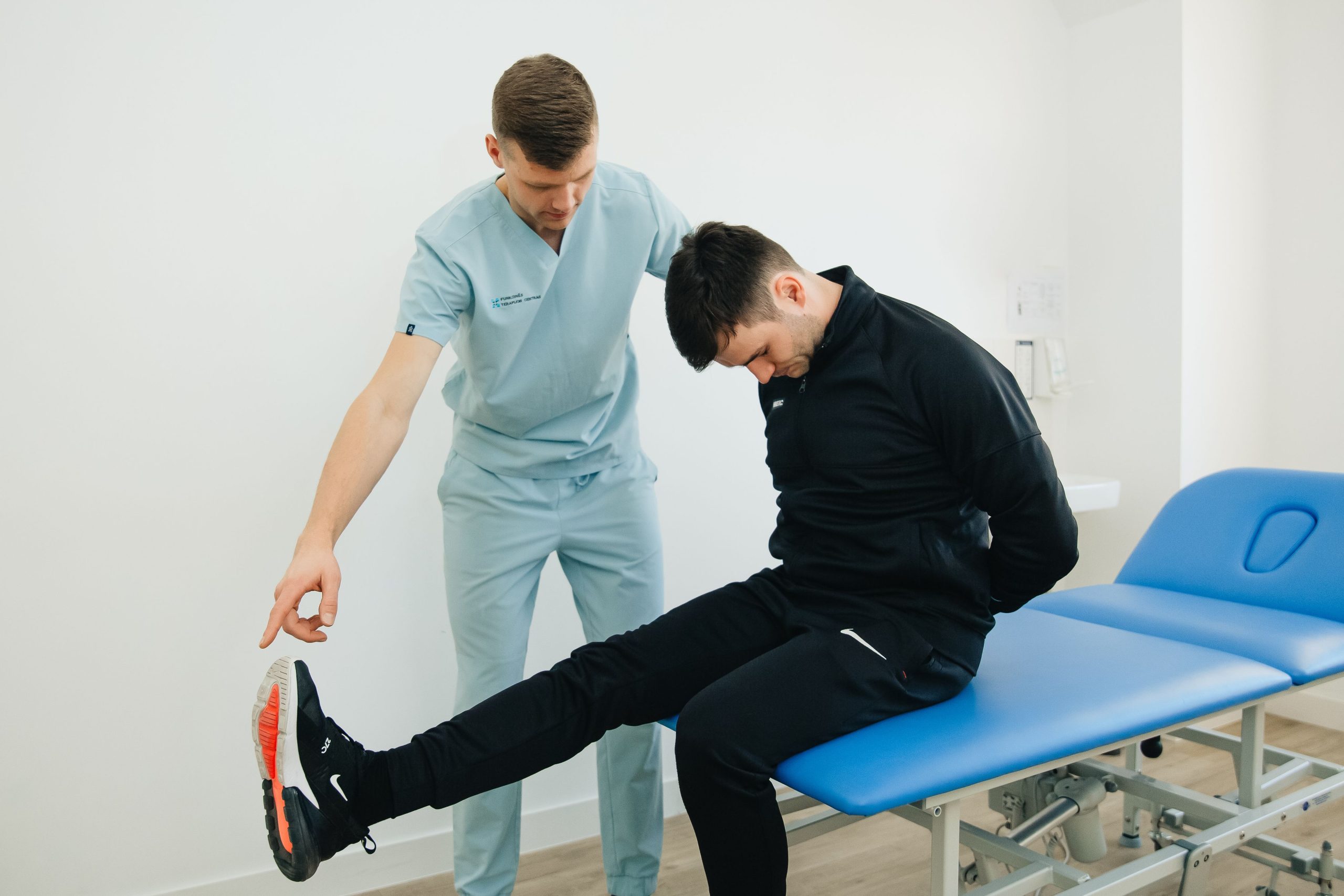 Thérapeute guidant exercices de réhabilitation