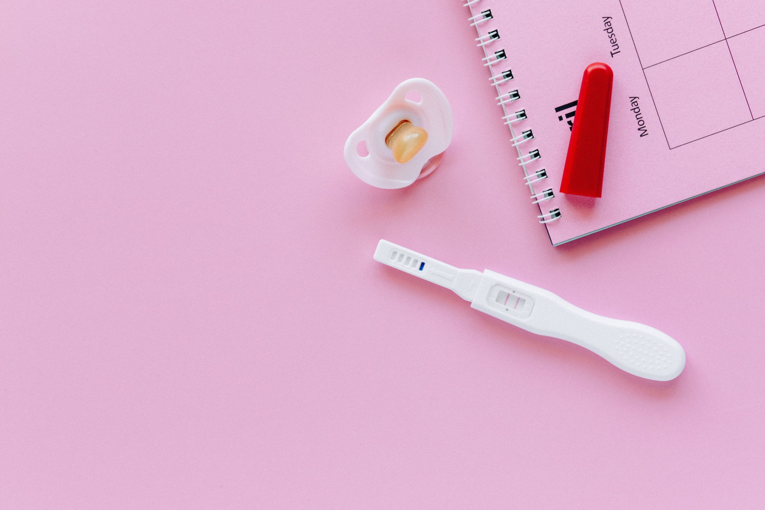 Test de grossesse avec tétine et agenda
