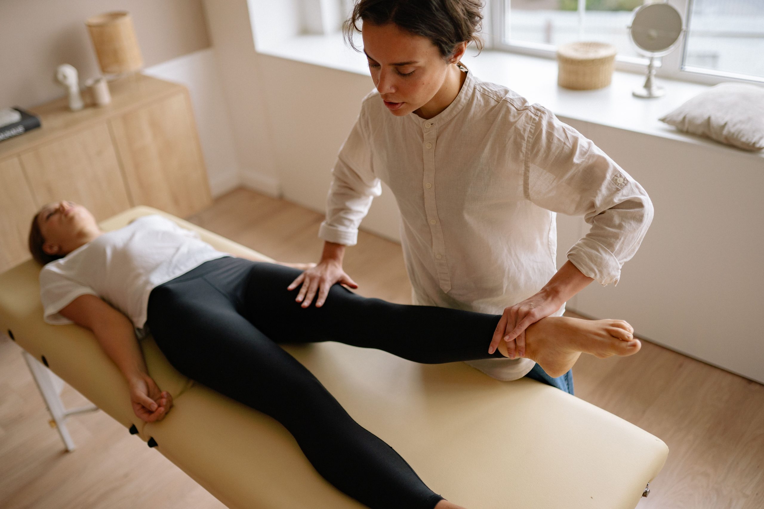 Physiothérapeute accompagnant patiente en rééducation