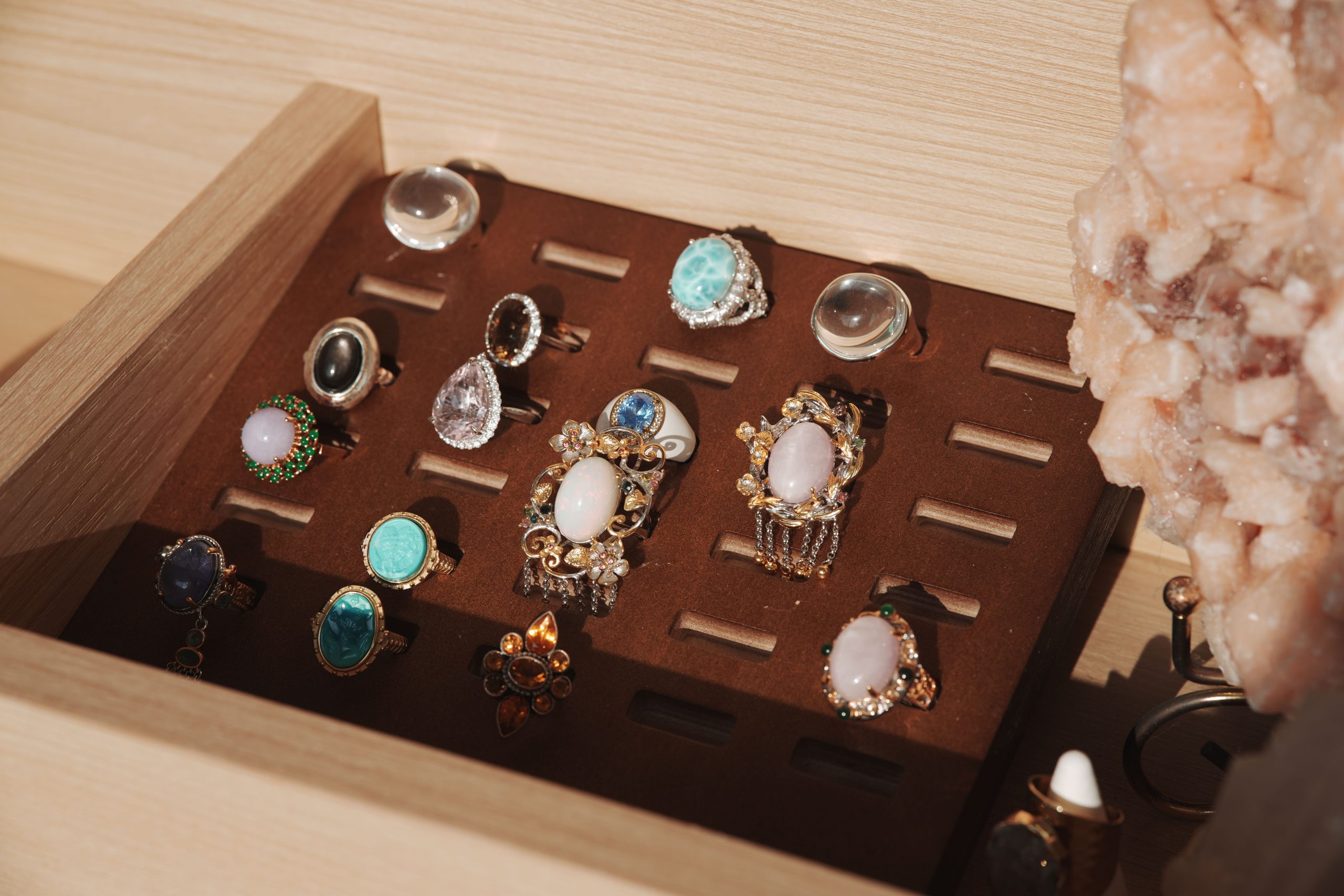 Boîte à bijoux organisée bagues pierres précieuses