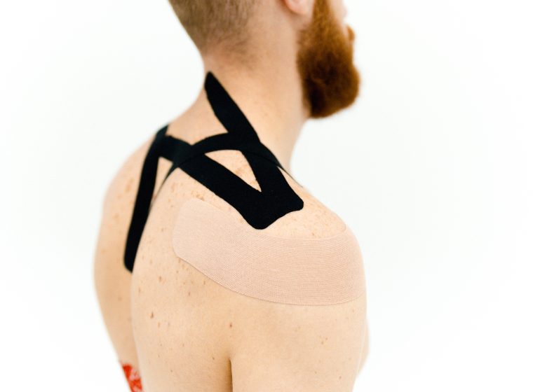 Comment bien mettre une attelle à l&rsquo;épaule sans douleur ?