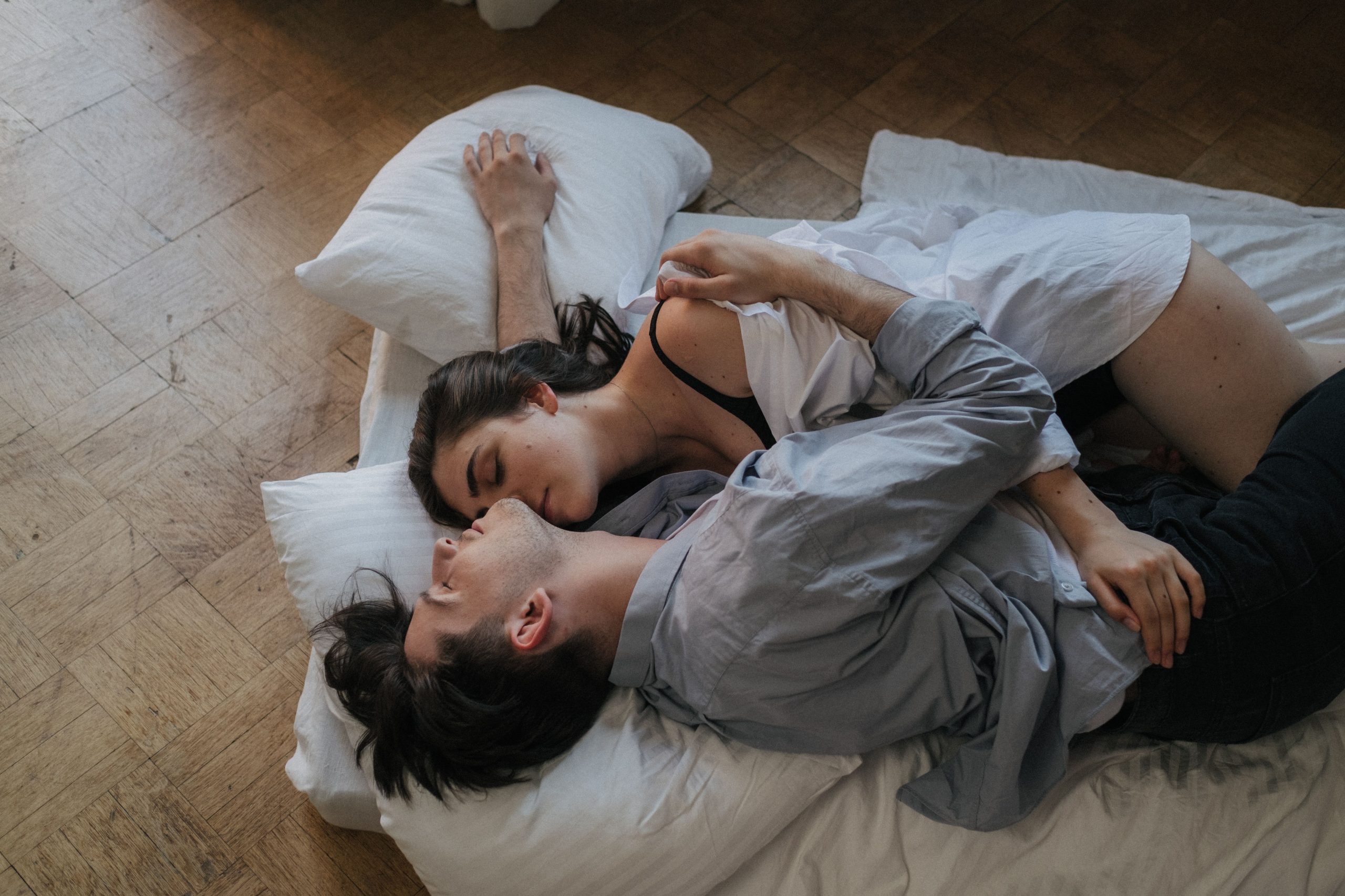 Couple s'enlaçant tendrement sur un tapis cosy