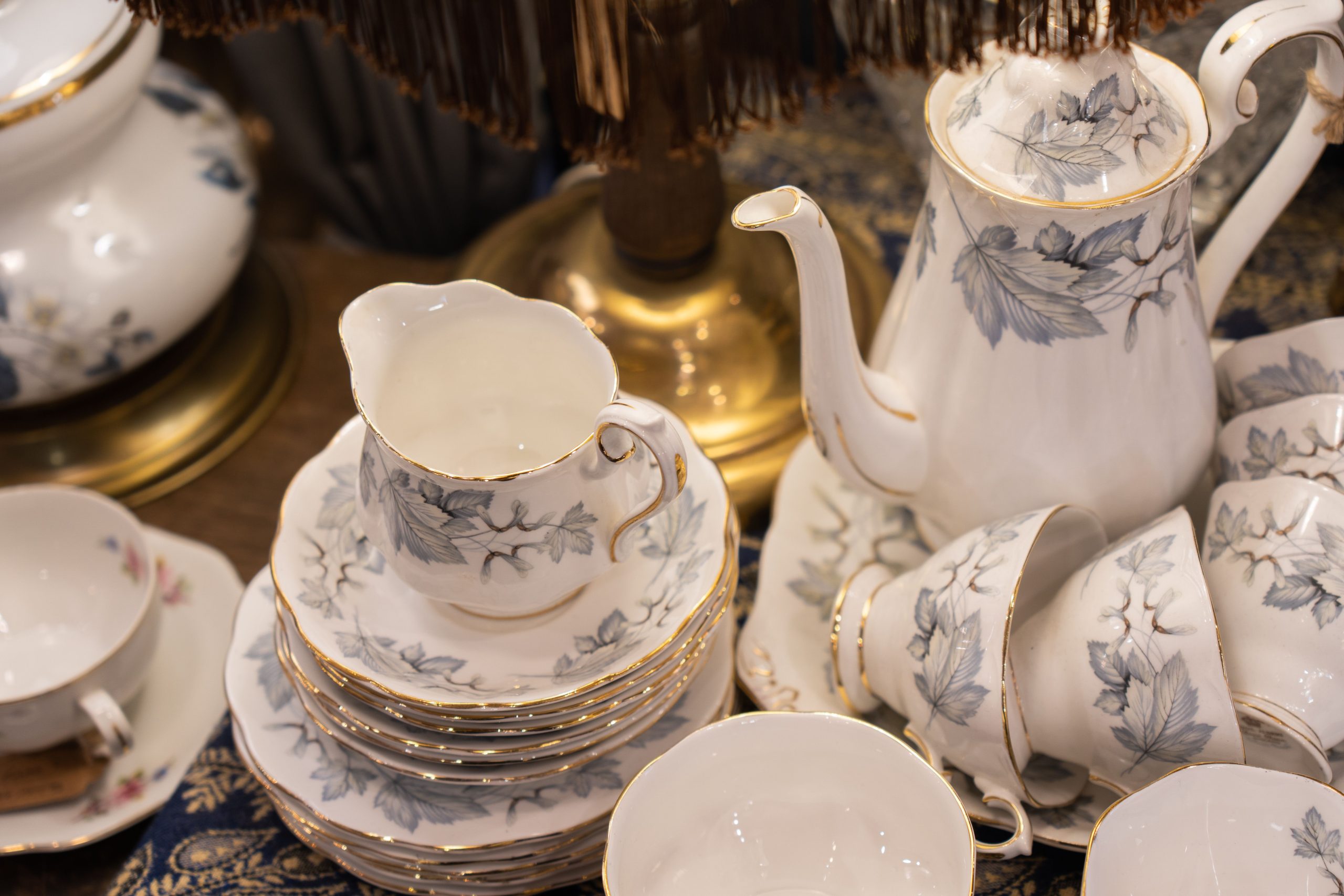 Service a the en porcelaine avec motifs floraux delicats