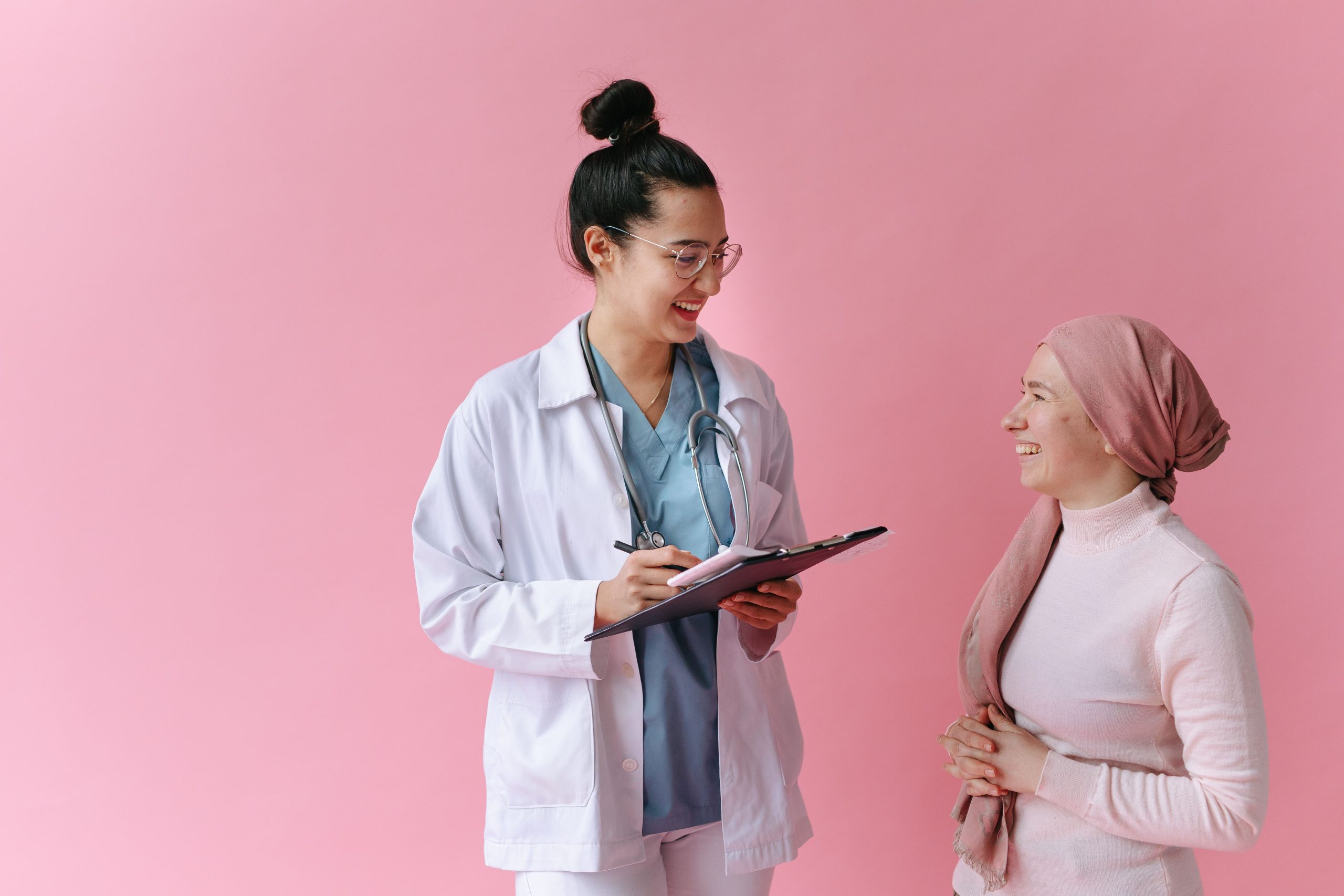 Médecin et patient partageant un moment positif