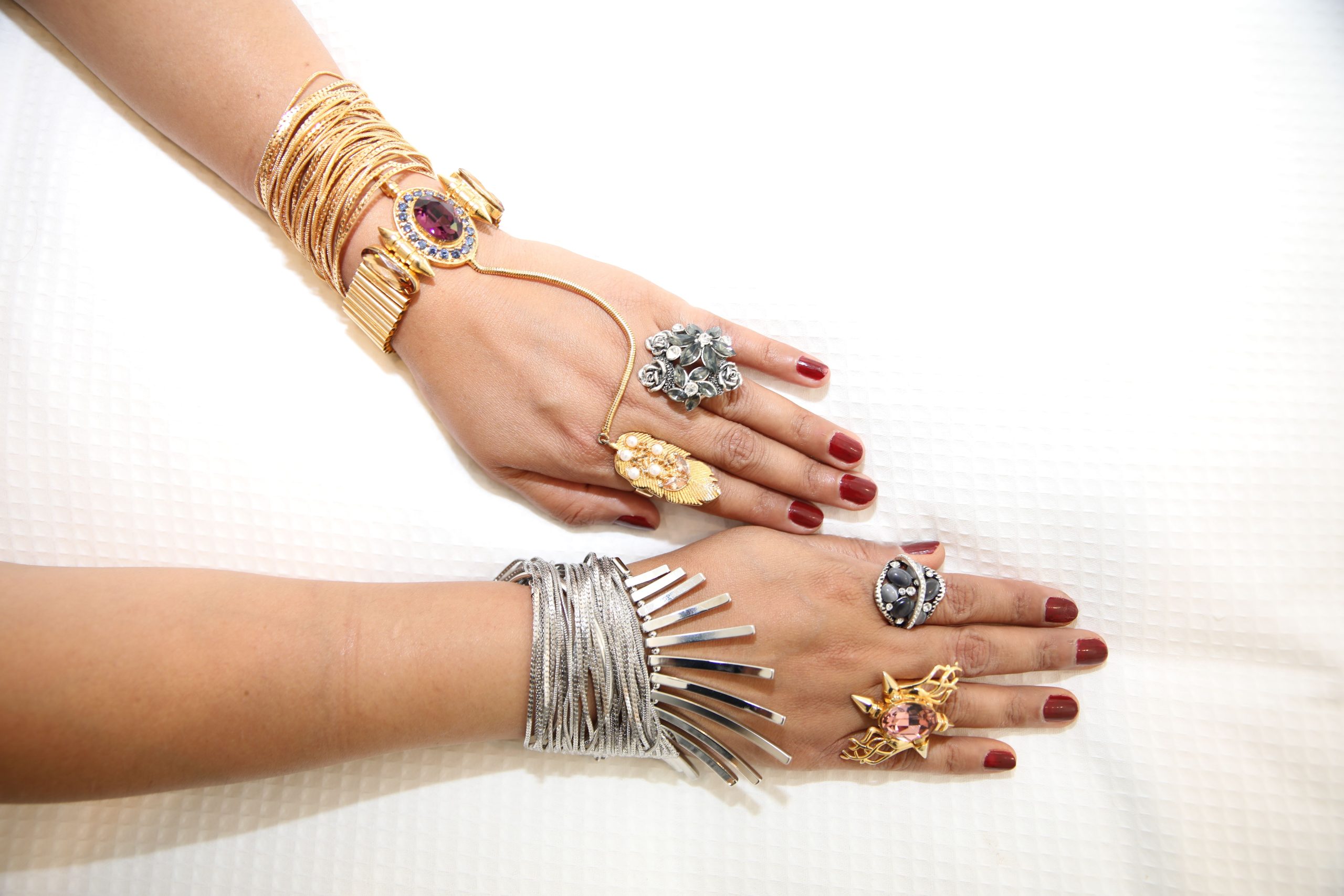 Mains élégantes ornées bagues bracelets stylisés