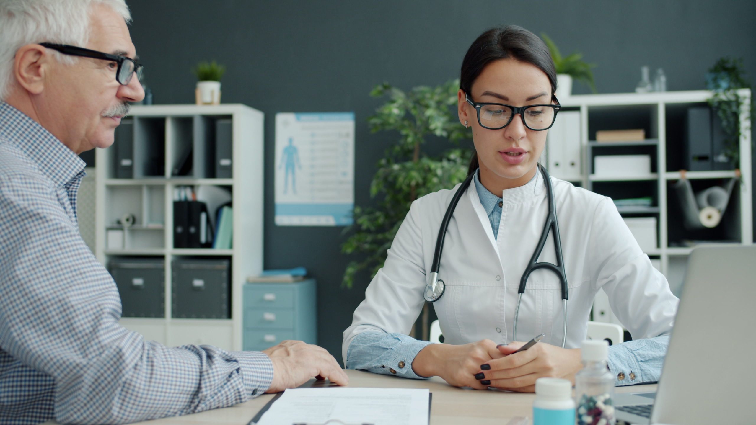 Professionnel médical discutant avec patient senior